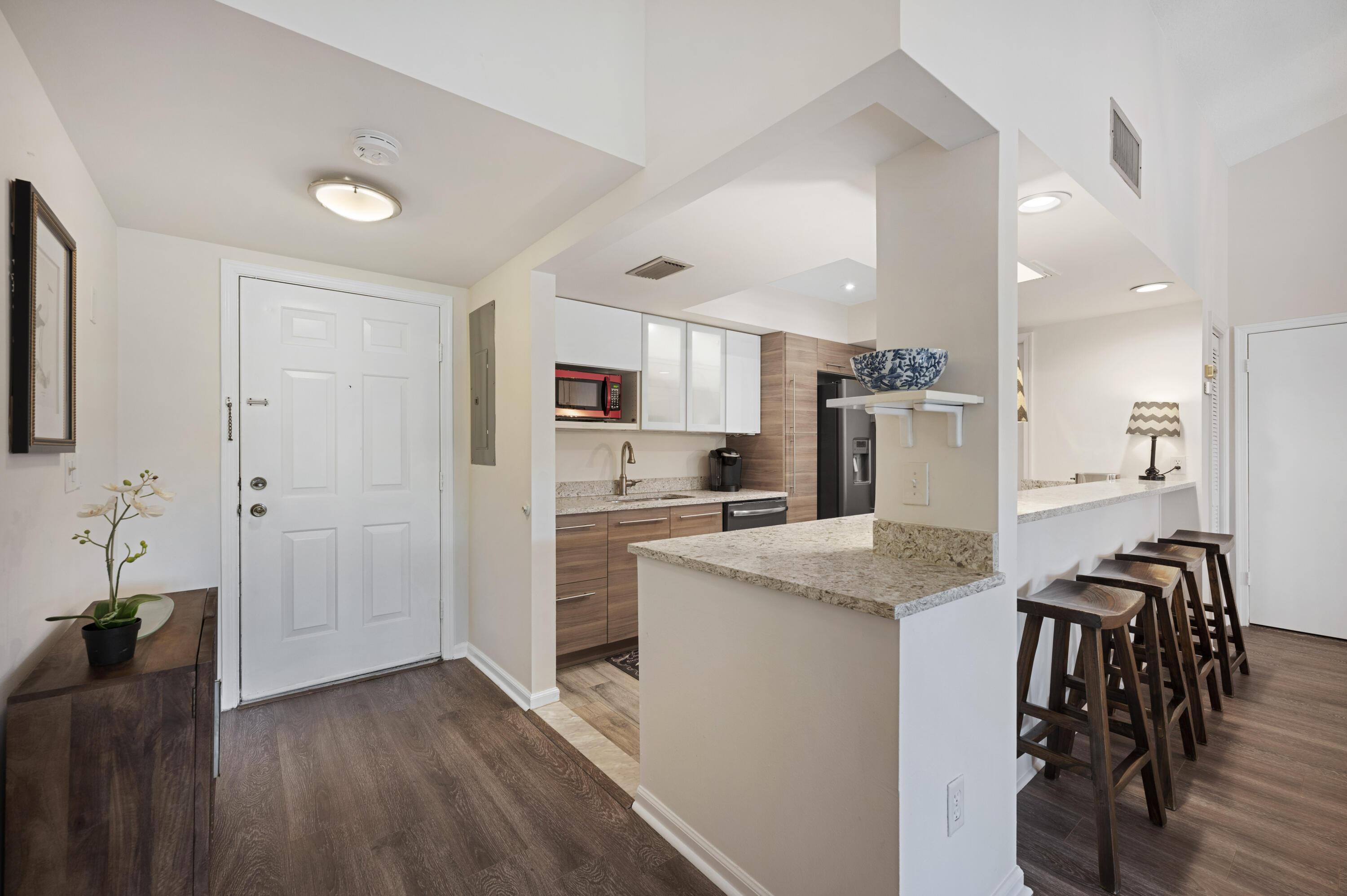 11863 Wimbledon Circle 542, Wellington, FL 33414, Wellington - Photo 2