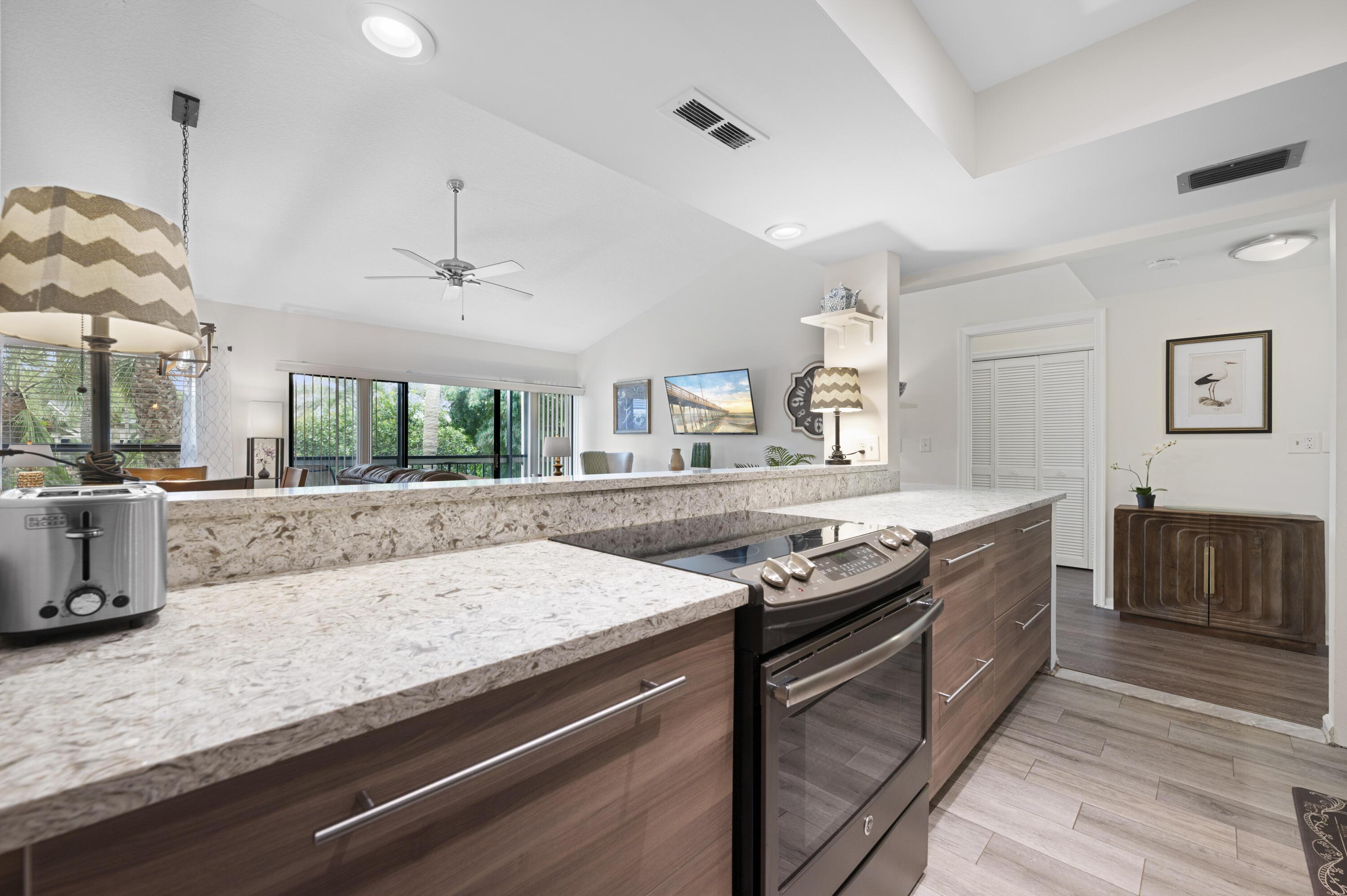 11863 Wimbledon Circle 542, Wellington, FL 33414, Wellington - Photo 5