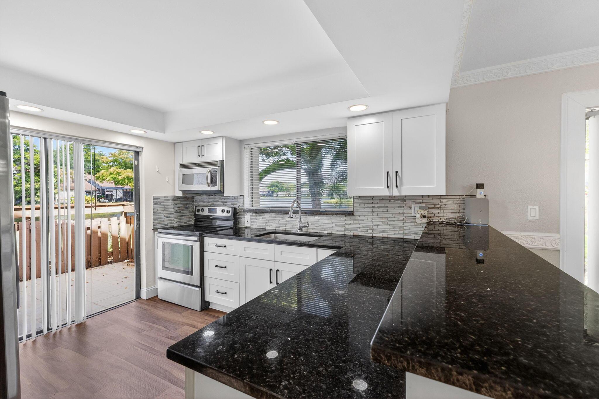 32 Wimbledon Lake 221, Plantation, FL 33324, Plantation - Photo 4