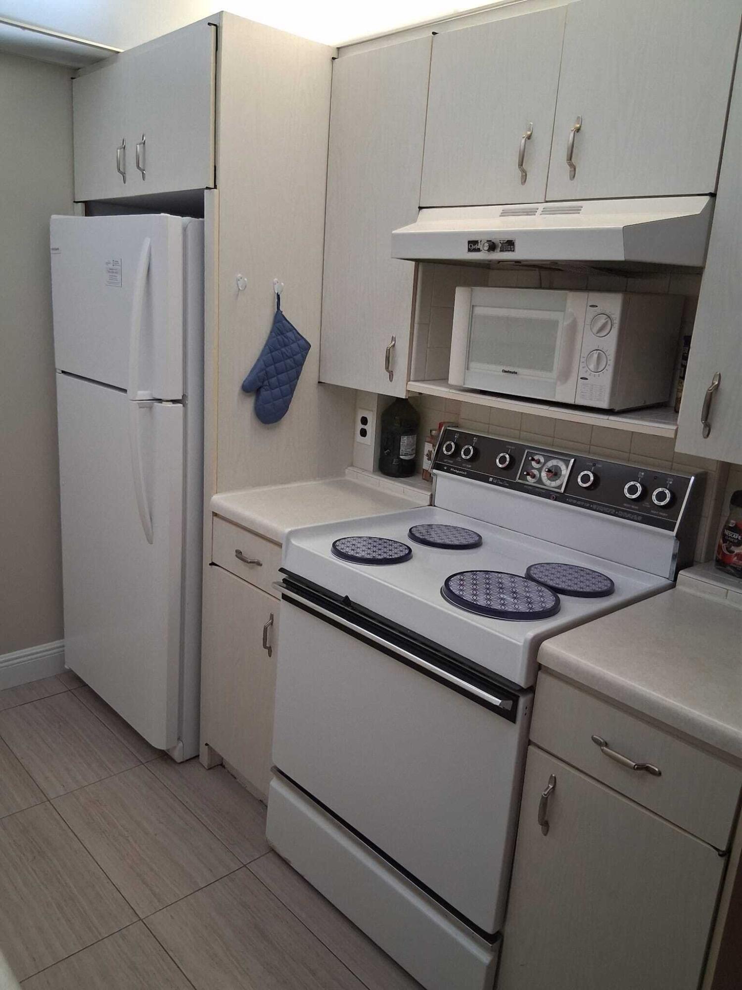 4023 Newport H, Deerfield Beach, FL 33442, Deerfield Beach - Photo 4