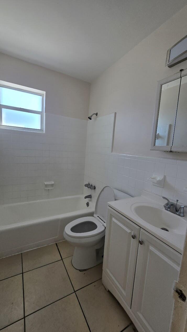 1290 NE 142nd Street 10, North Miami, FL 33161, North Miami - Photo 4