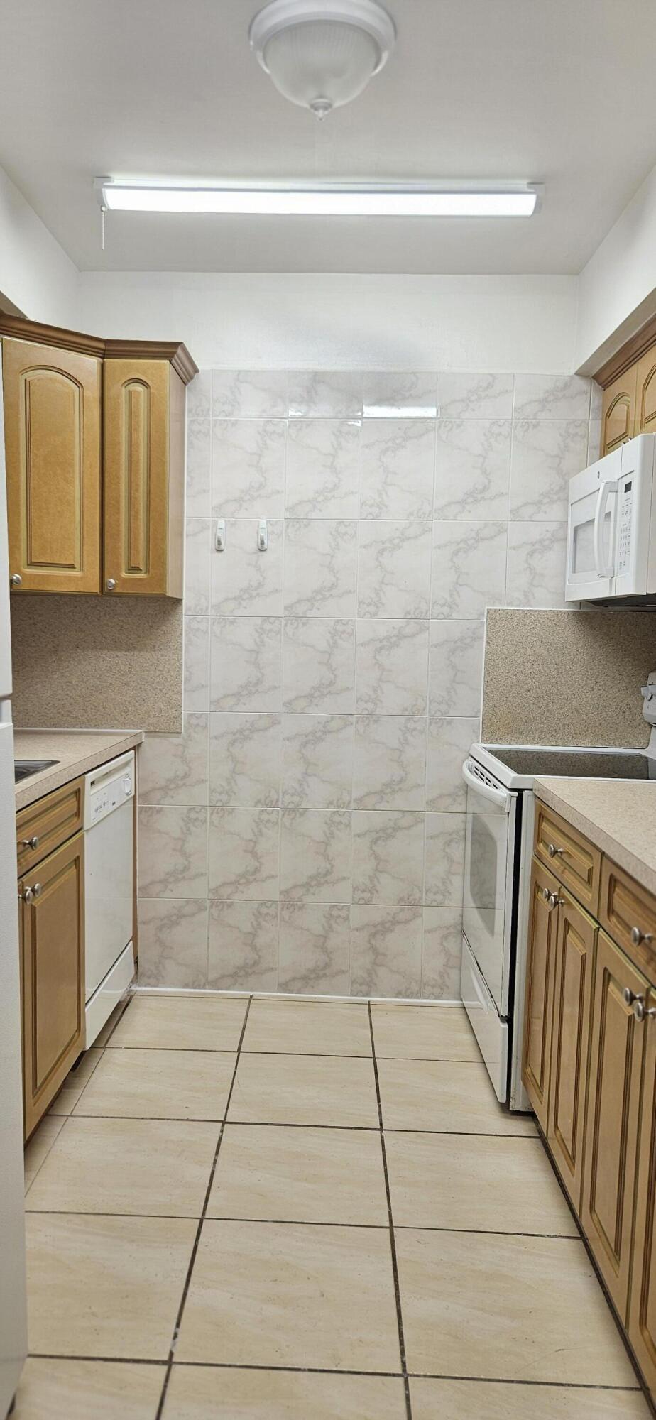 12003 Poinciana Boulevard 204, Royal Palm Beach, FL 33411, Royal Palm Beach - Photo 5
