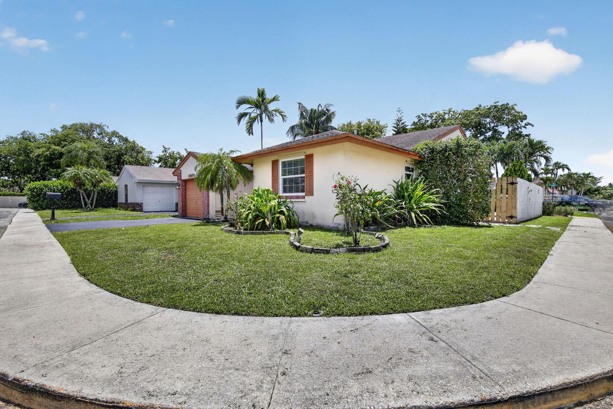 13970 Oaklawn Place, Davie, FL 33325, Davie - Photo 4