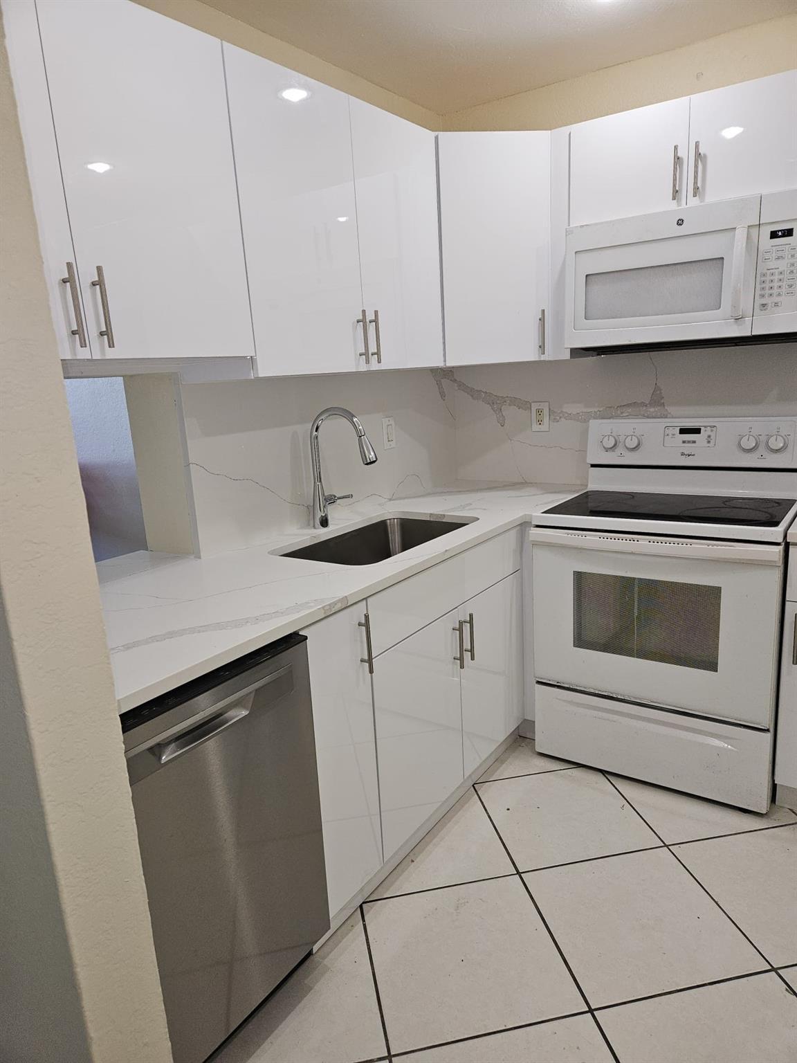 5665 W 20th Avenue 413, Hialeah, FL 33012, Hialeah - Photo 3