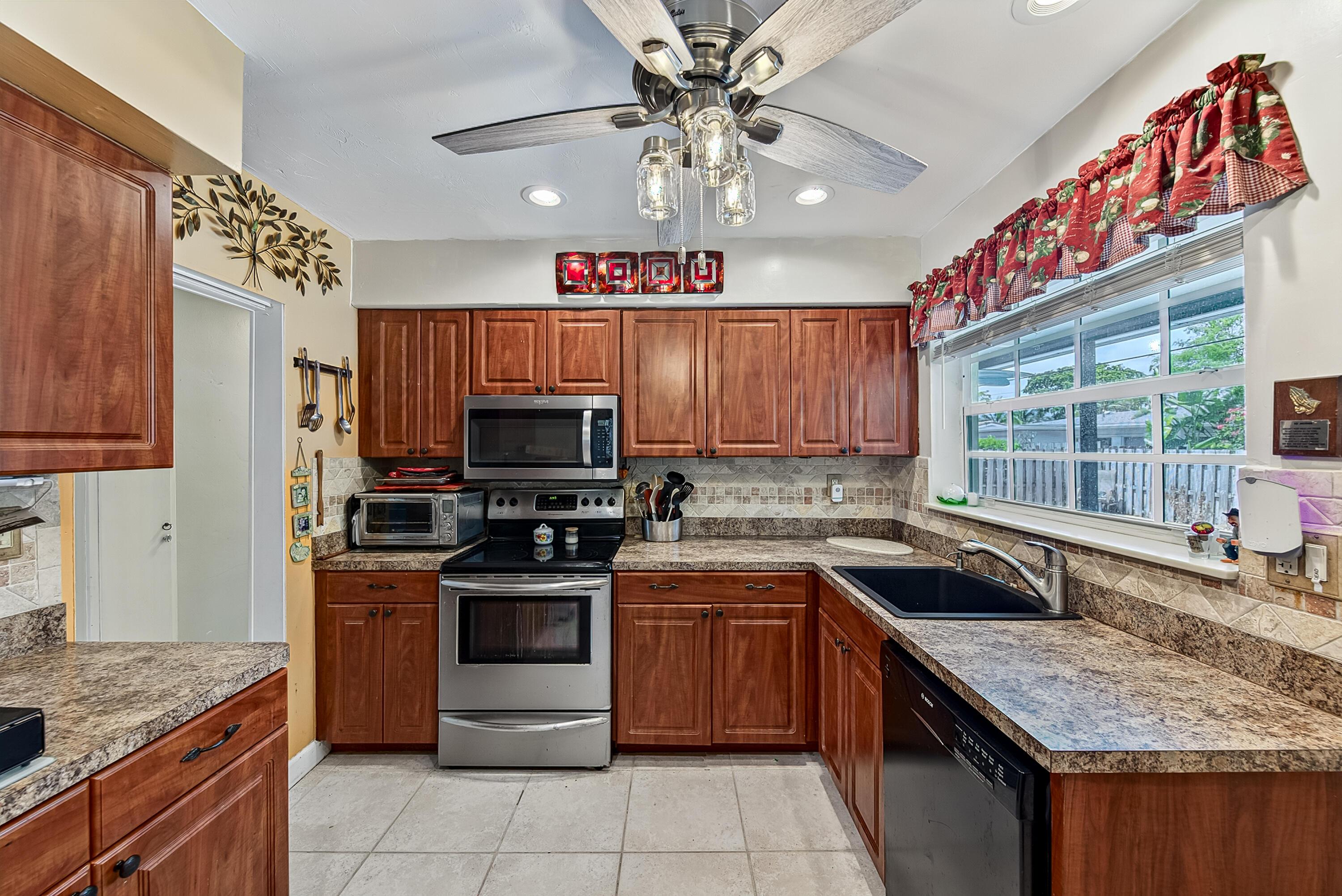 1131 SW 3rd Terrace, Pompano Beach, FL 33060, Pompano Beach - Photo 3