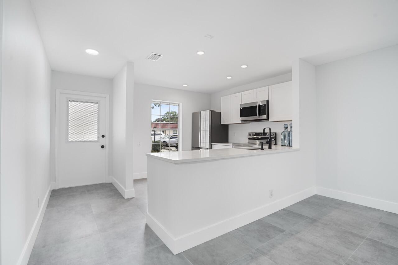 737 Nantucket Circle B, Lake Worth, FL 33467, Lake Worth - Photo 2