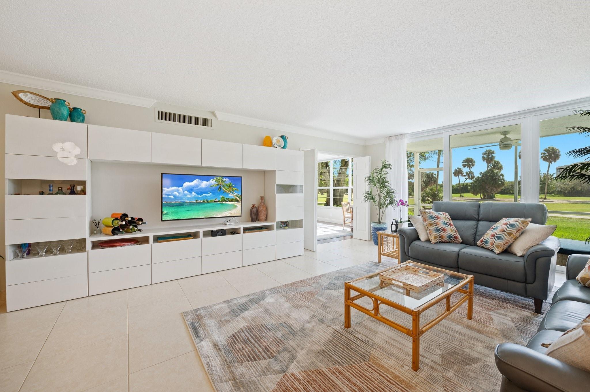 3700 Oaks Clubhouse Drive 106, Pompano Beach, FL 33069, Pompano Beach - Photo 2