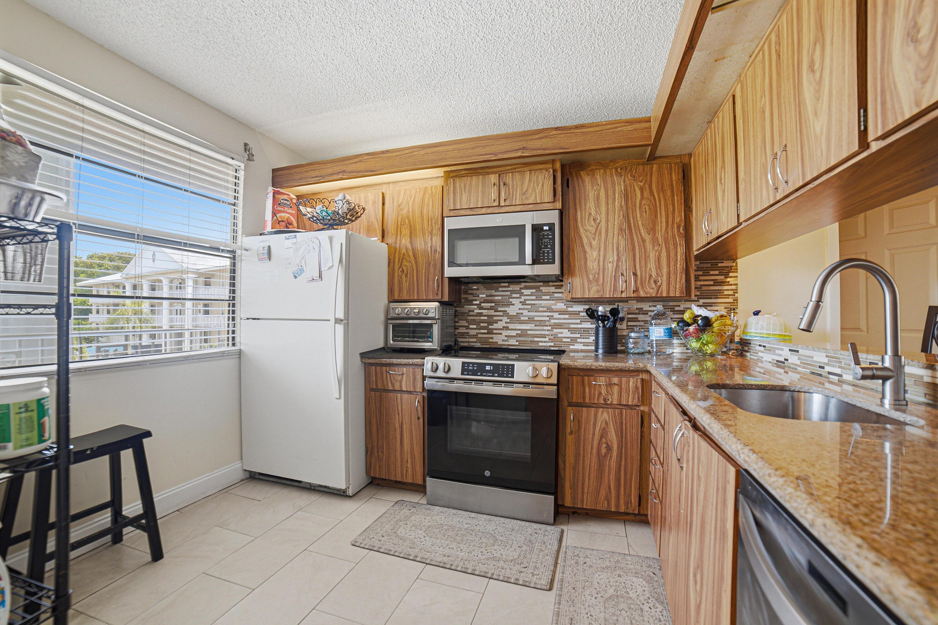 3515 Village Boulevard 304, West Palm Beach, FL 33409, West Palm Beach - Photo 2