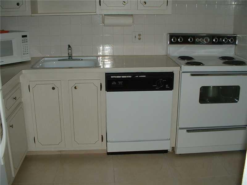 1030 Country Club Drive 401, Margate, FL 33063, Margate - Photo 5