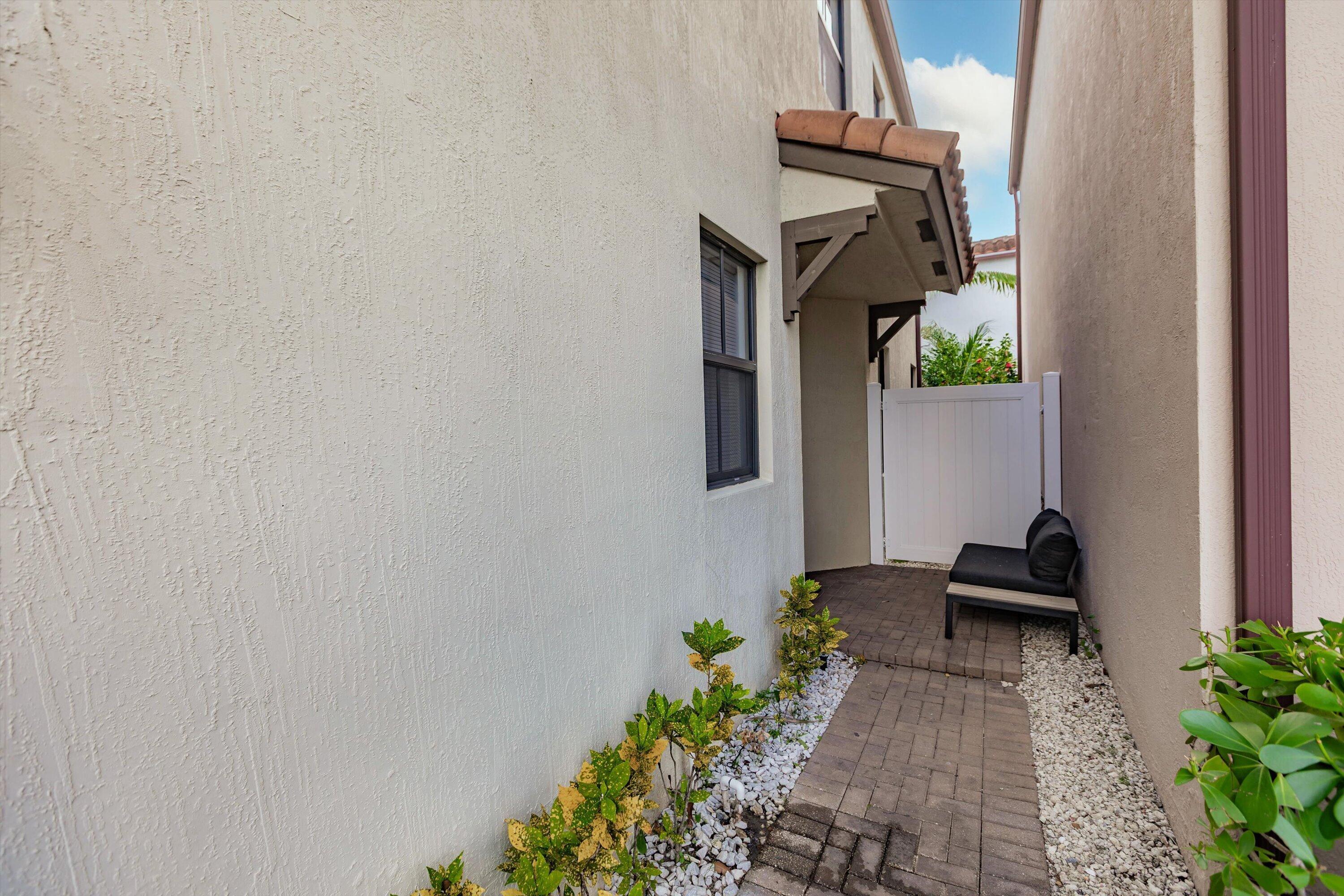 6026 Pine Tree Way 6026, Riviera Beach, FL 33410, Riviera Beach - Photo 5