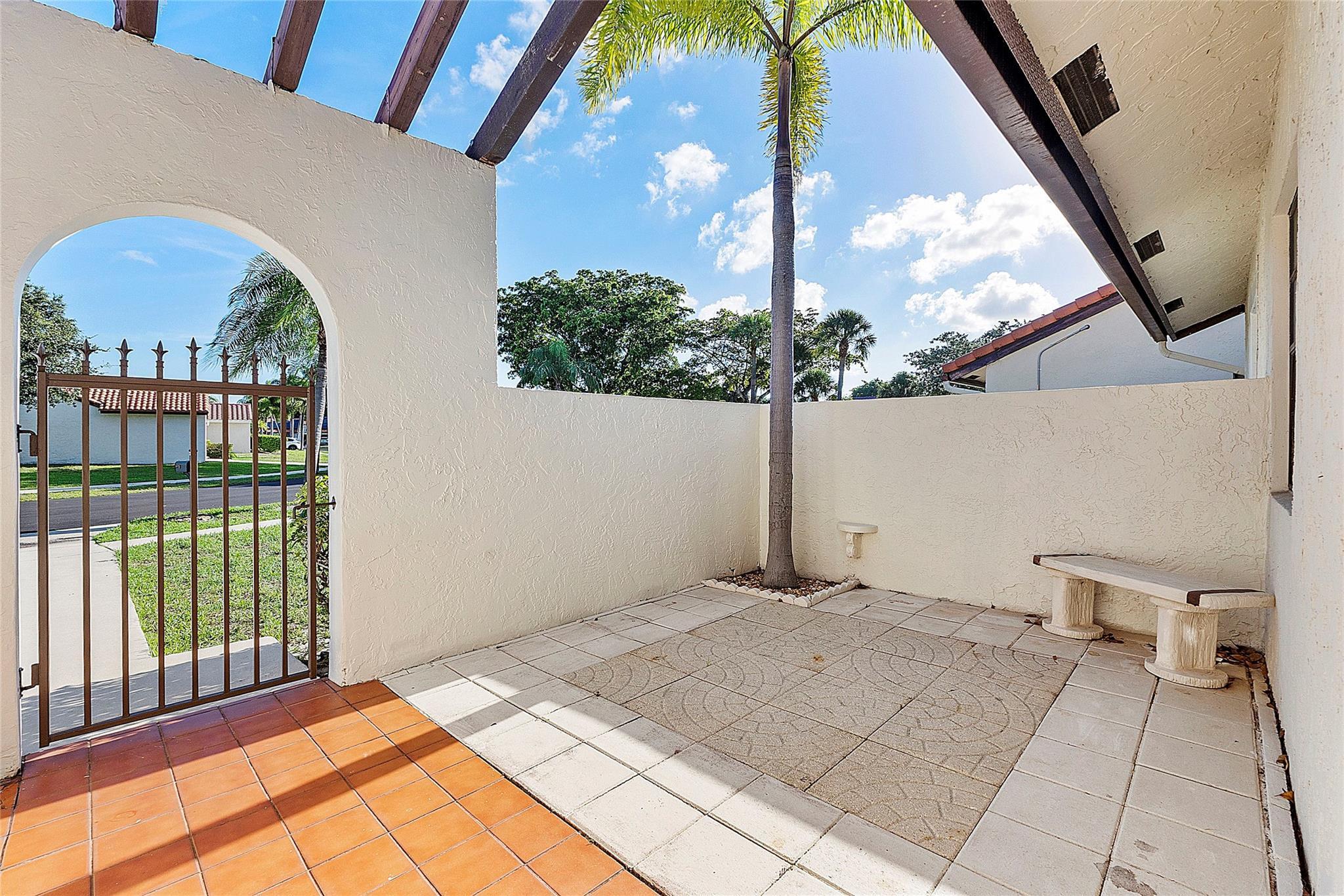 31 Columbia Court, Deerfield Beach, FL 33442, Deerfield Beach - Photo 2