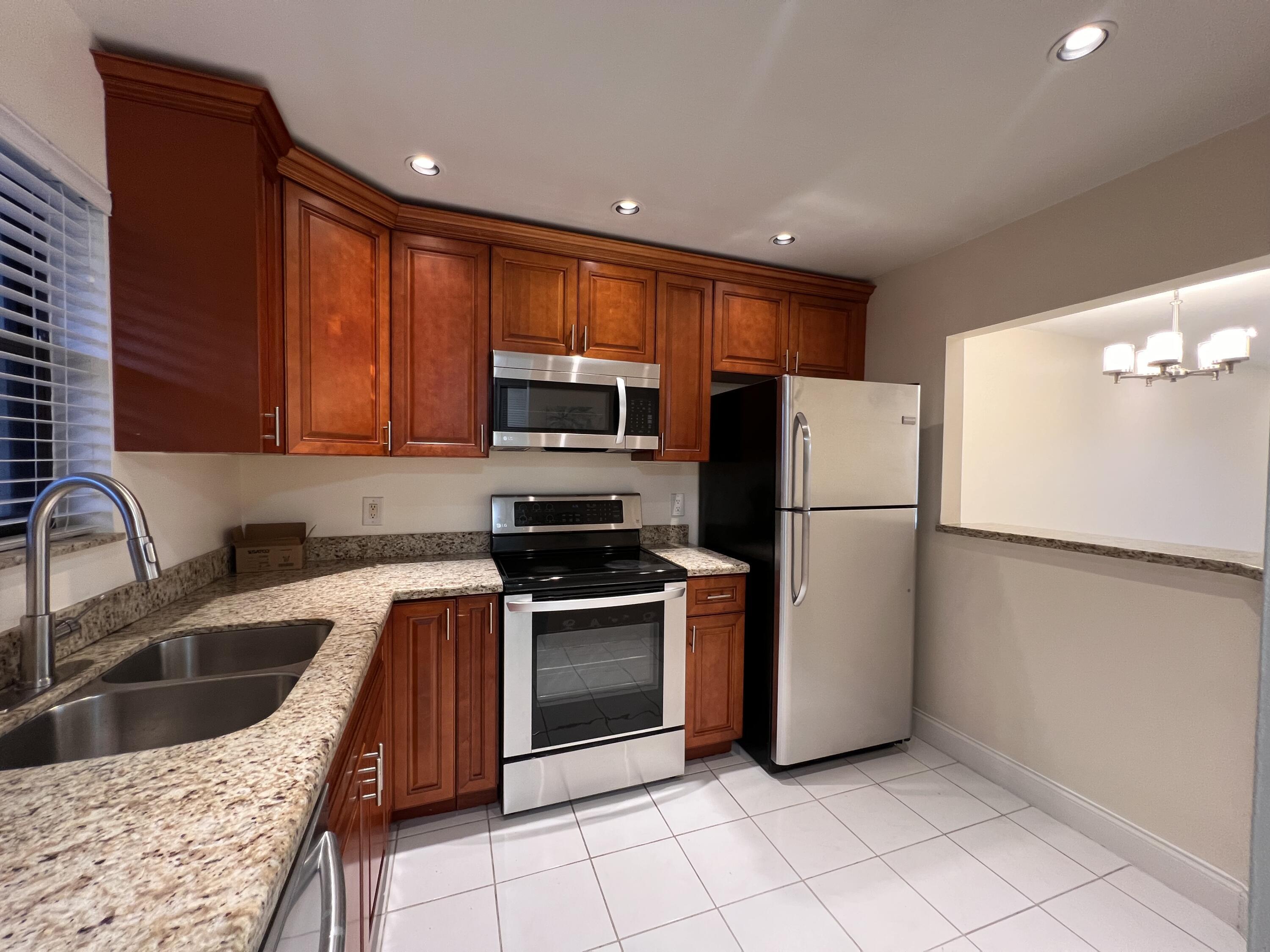 21911 Lake Forest Circle 206, Boca Raton, FL 33433, Boca Raton - Photo 2