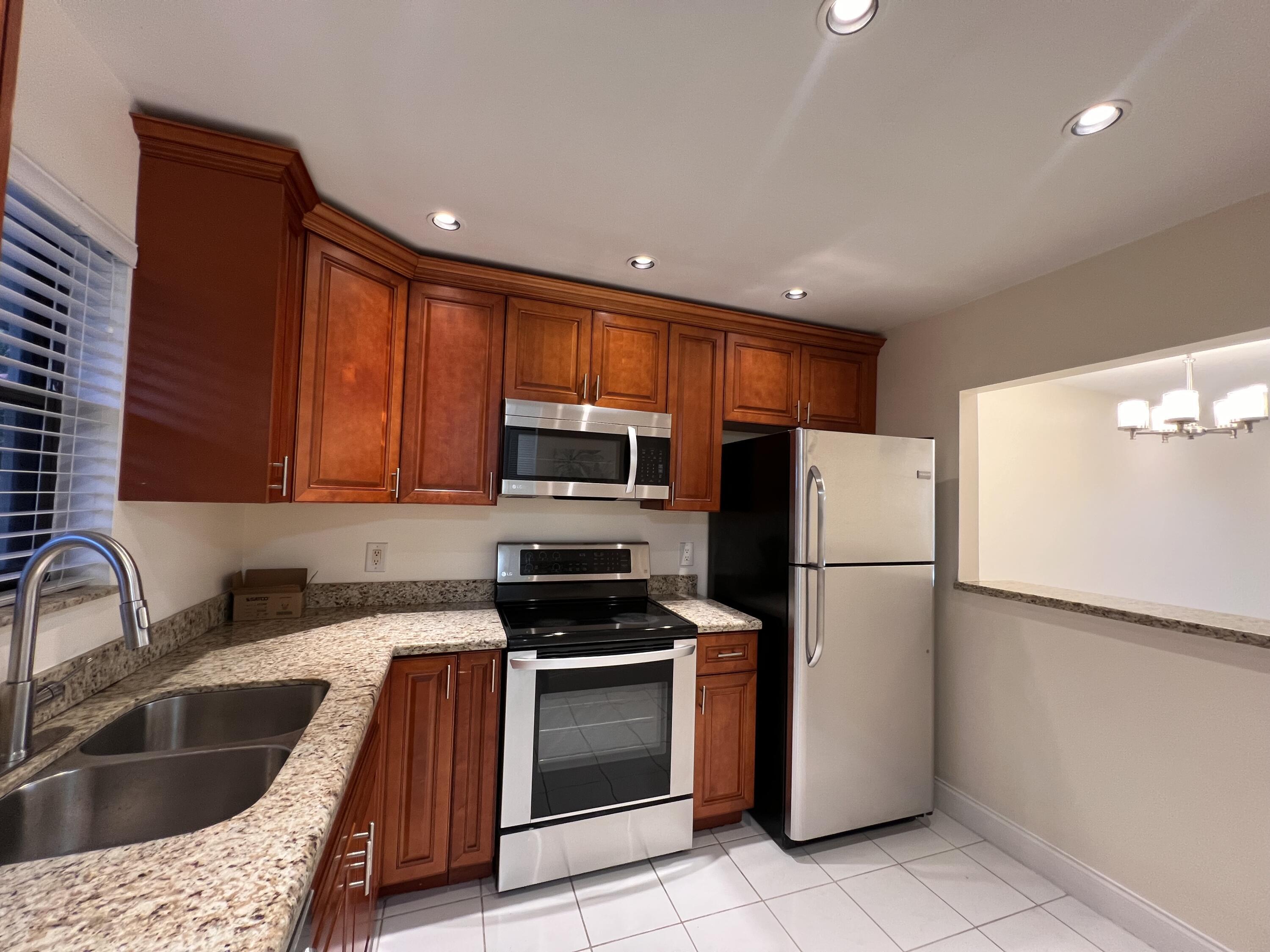 21911 Lake Forest Circle 206, Boca Raton, FL 33433, Boca Raton - Photo 3