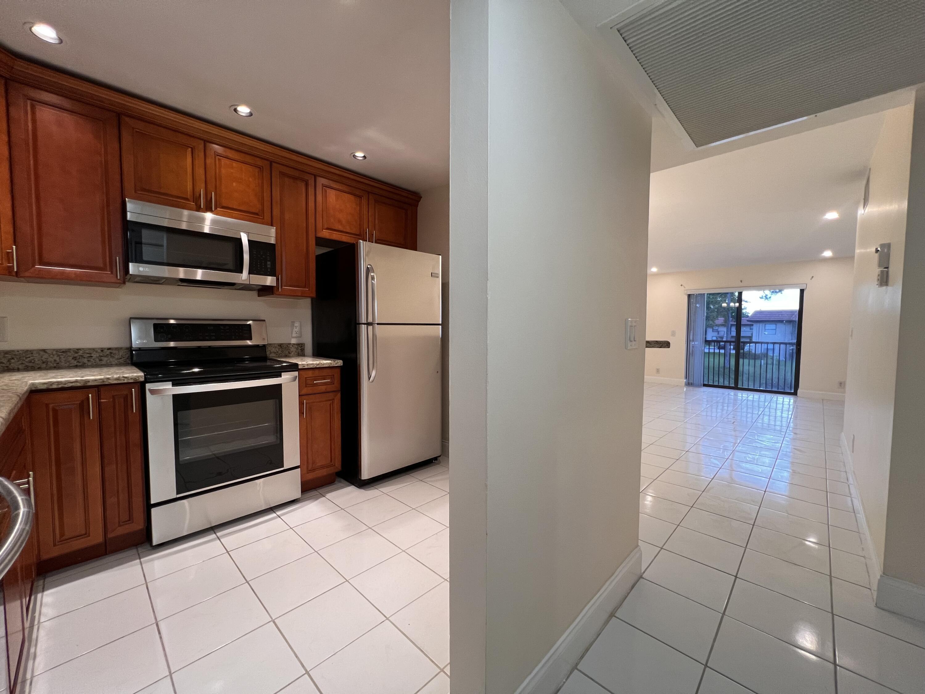 21911 Lake Forest Circle 206, Boca Raton, FL 33433, Boca Raton - Photo 4
