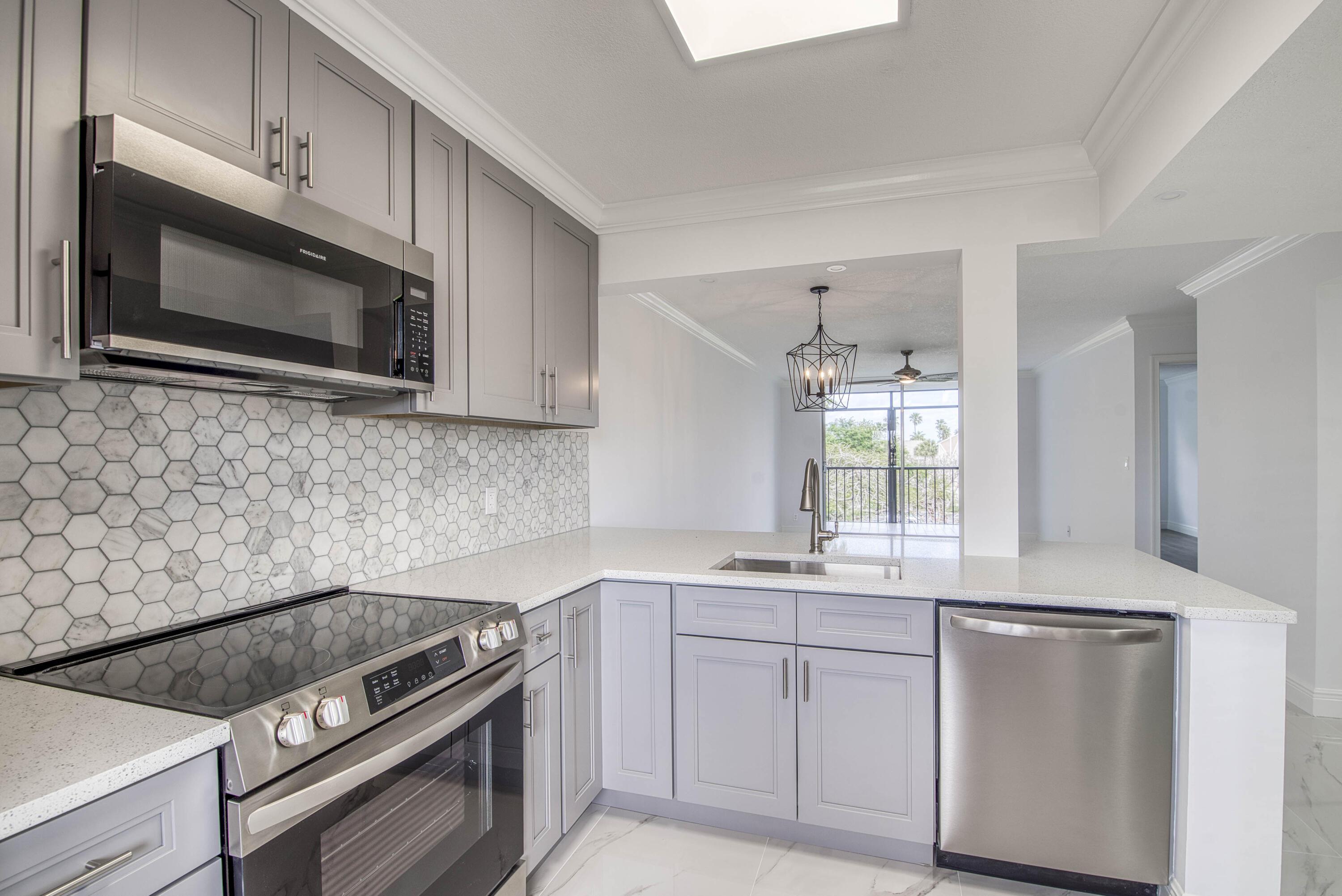 6795 Huntington Lane 406, Delray Beach, FL 33446, Delray Beach - Photo 2