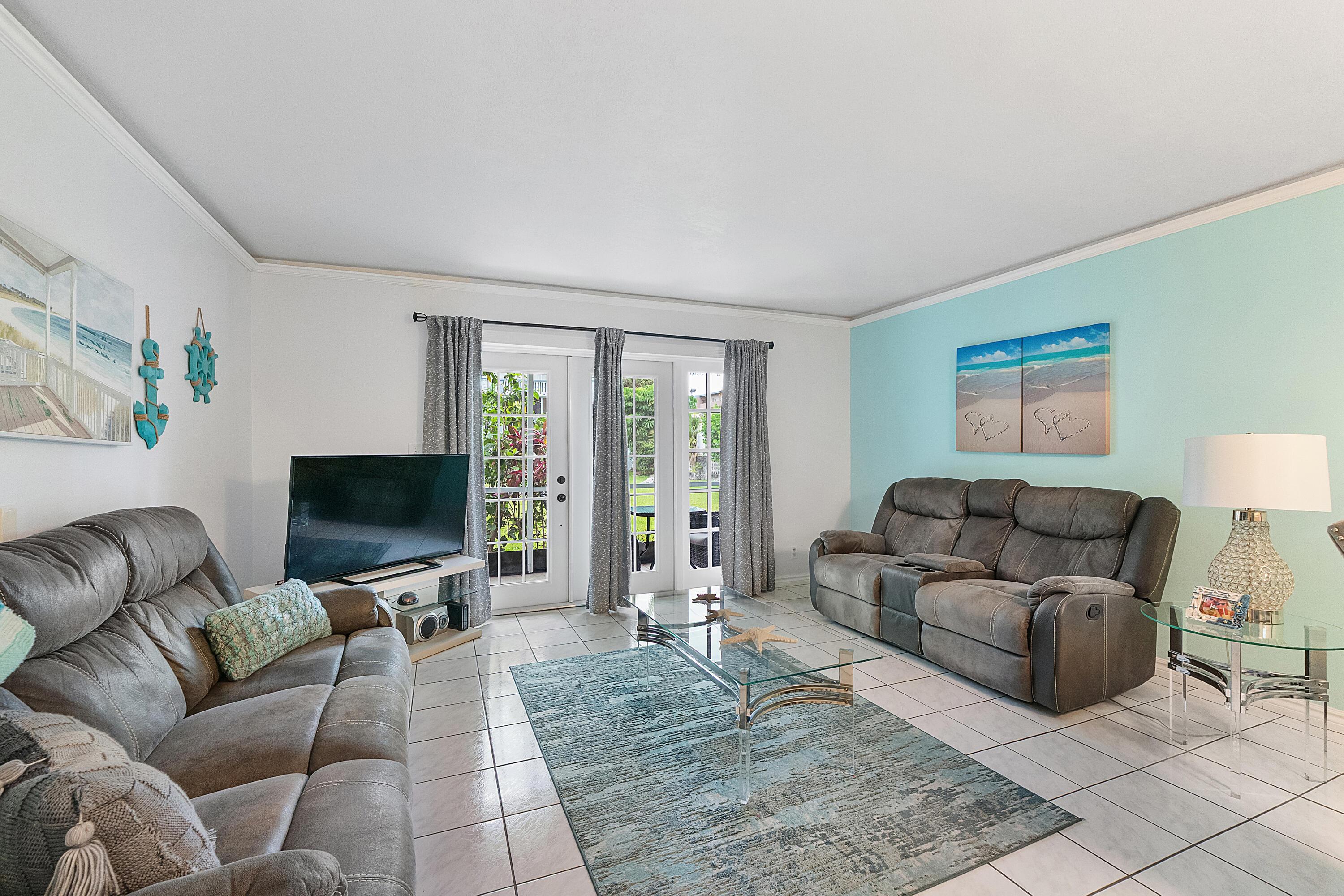 219 NE 14th Avenue 107, Hallandale Beach, FL 33009, Hallandale Beach - Photo 2