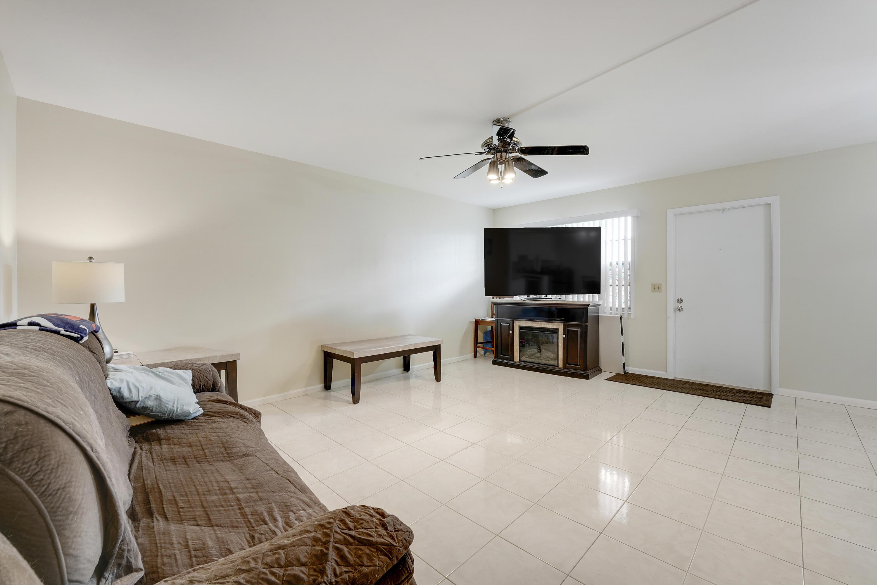 1011 Exeter, Boca Raton, FL 33434, Boca Raton - Photo 2