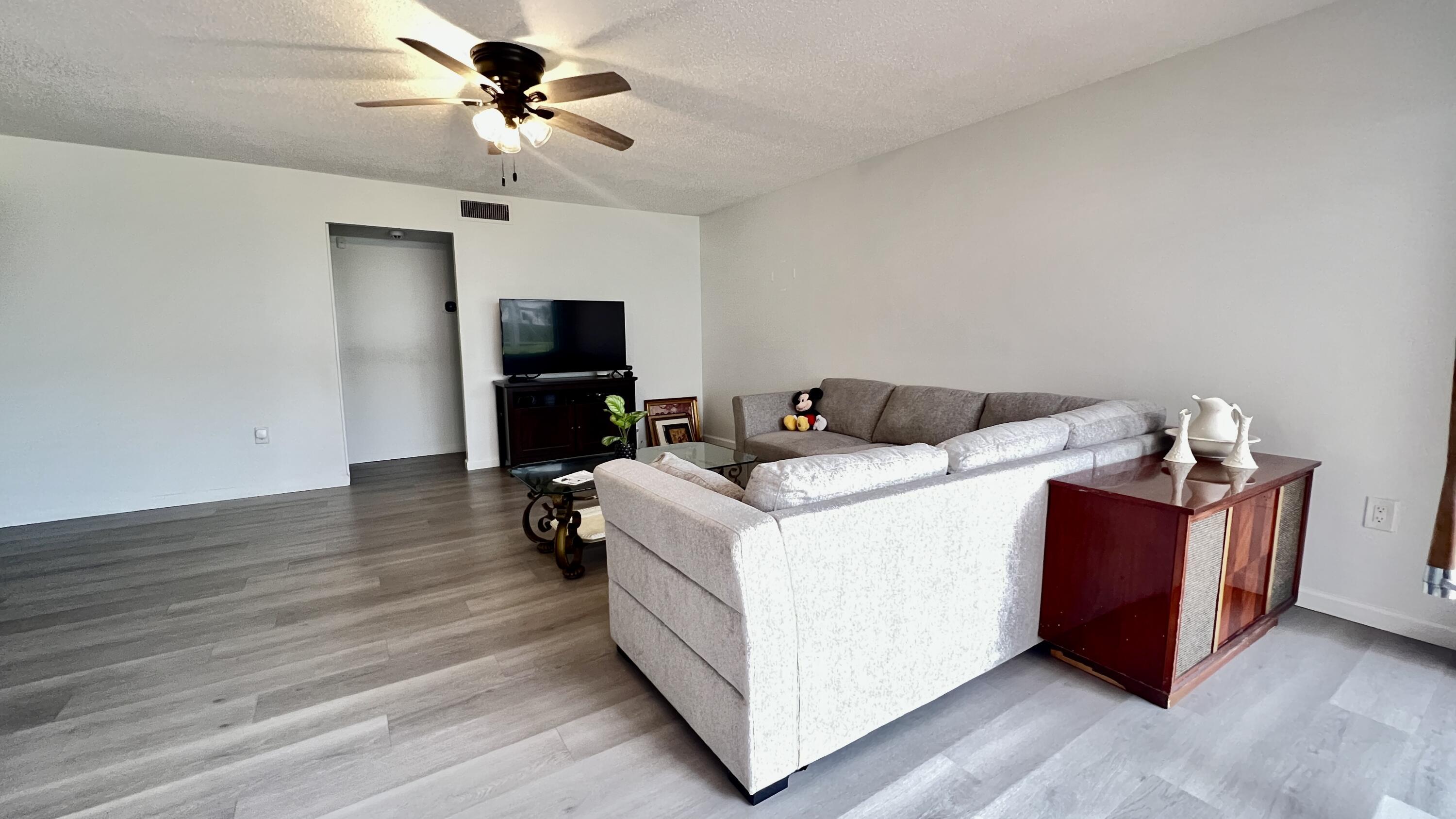 7 Greenway Village N 105, Royal Palm Beach, FL 33411, Royal Palm Beach - Photo 5