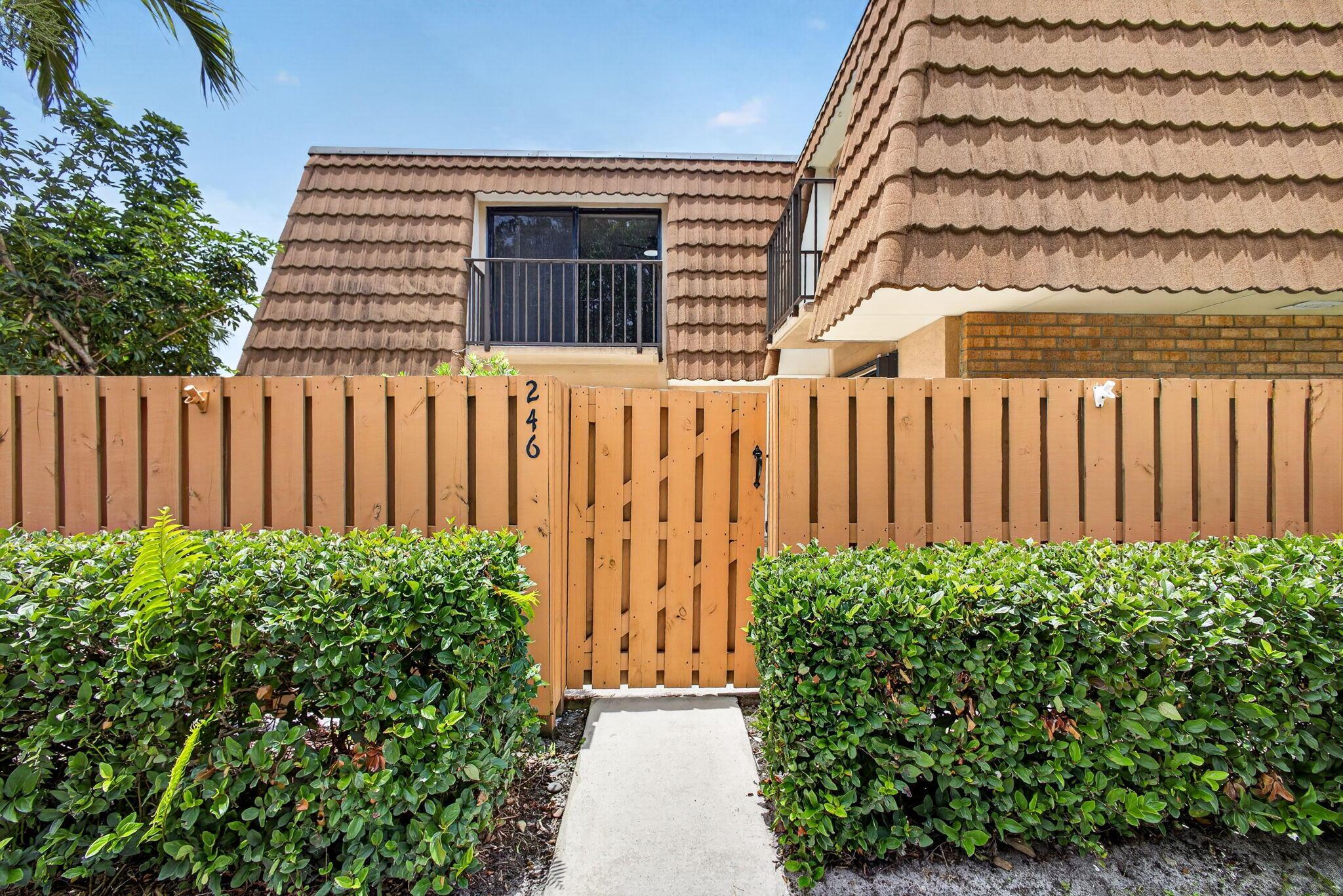 246 Charter Way, West Palm Beach, FL 33407, West Palm Beach - Photo 2