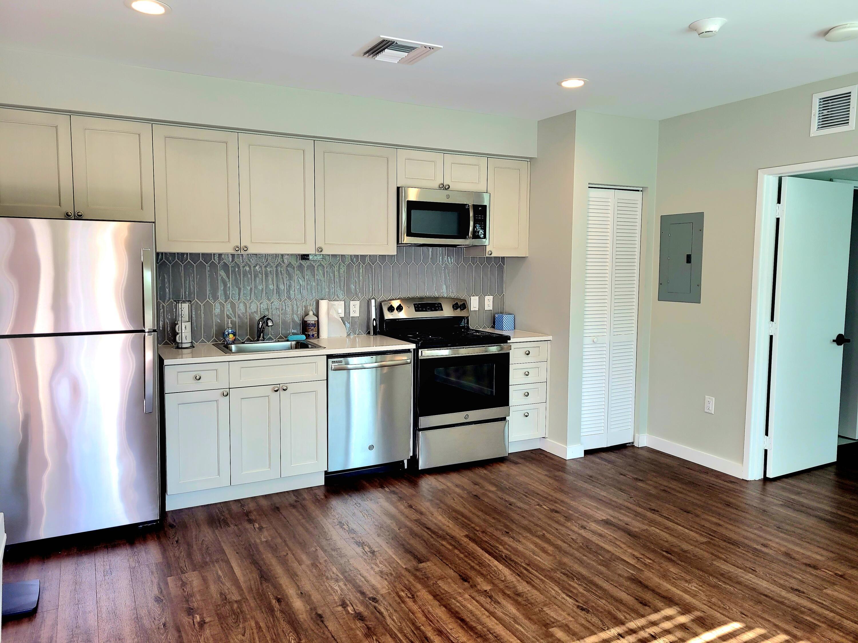 11810 SE Dixie Highway Apt 1, Hobe Sound, FL 33455, Hobe Sound - Photo 2