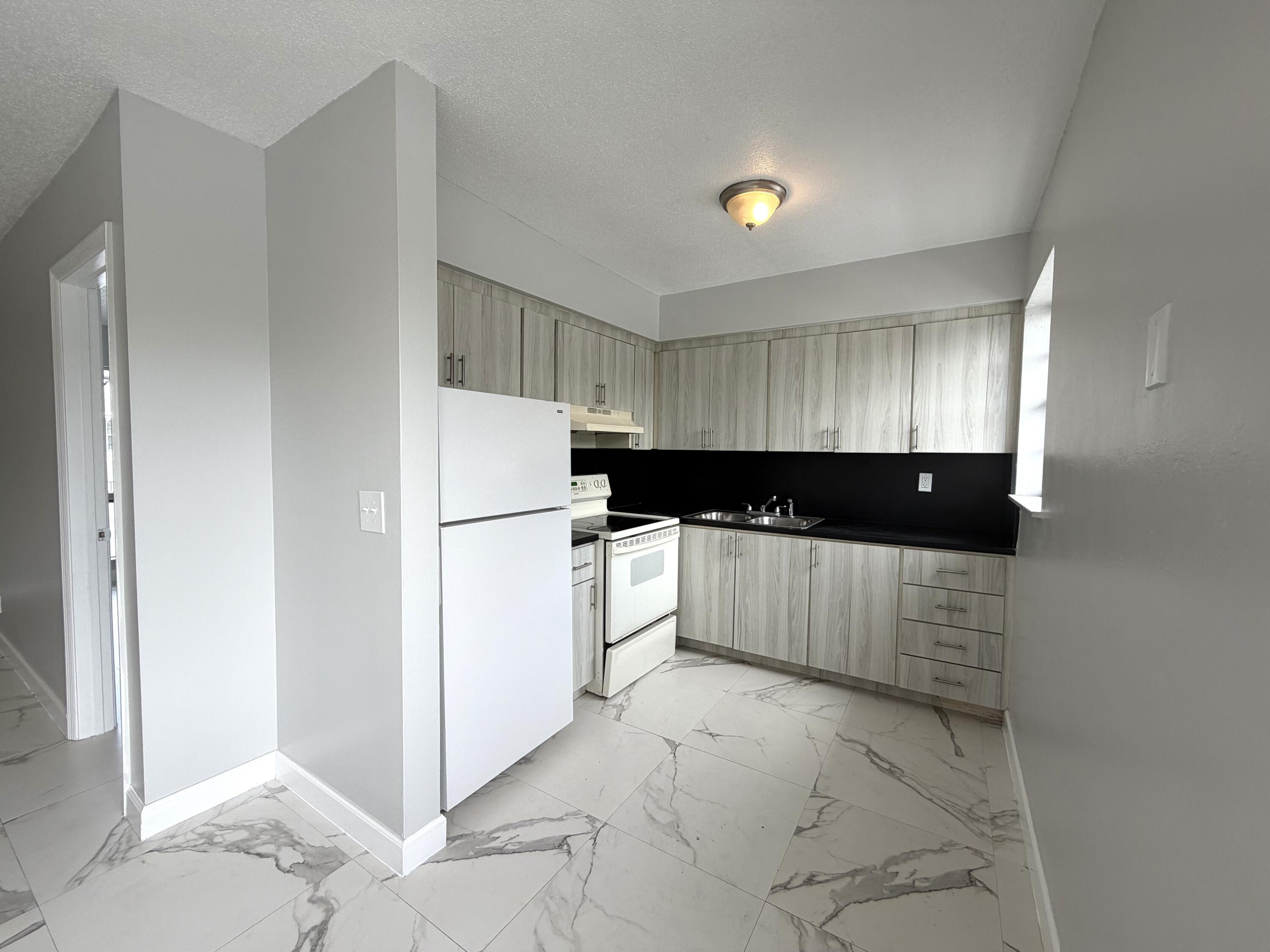 915 NE 8th Street 202, Hallandale Beach, FL 33009, Hallandale Beach - Photo 4
