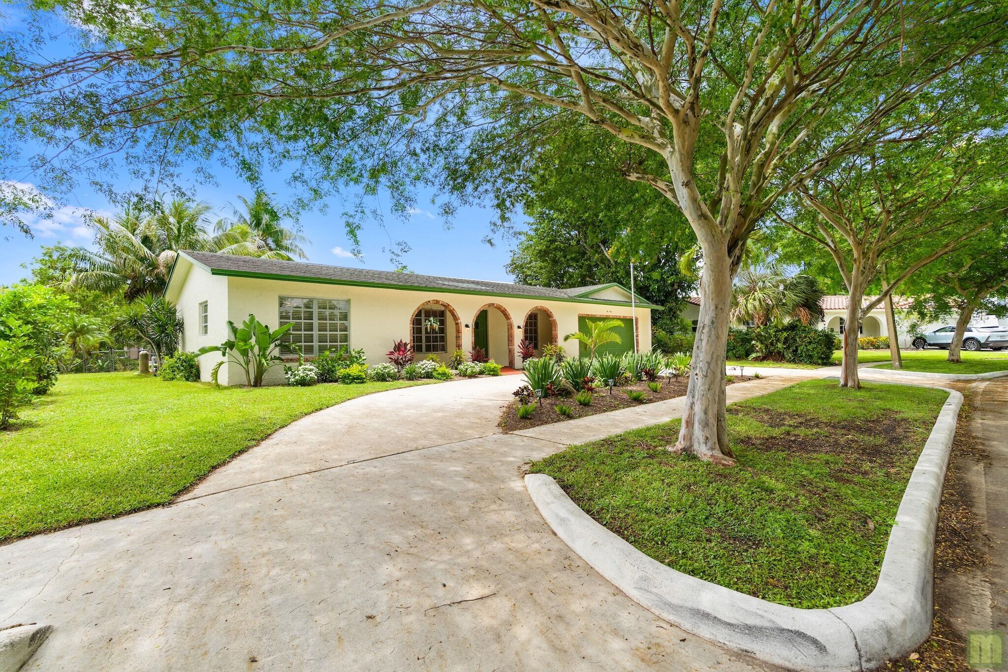240 Lake Drive, Coconut Creek, FL 33066, Coconut Creek - Photo 2