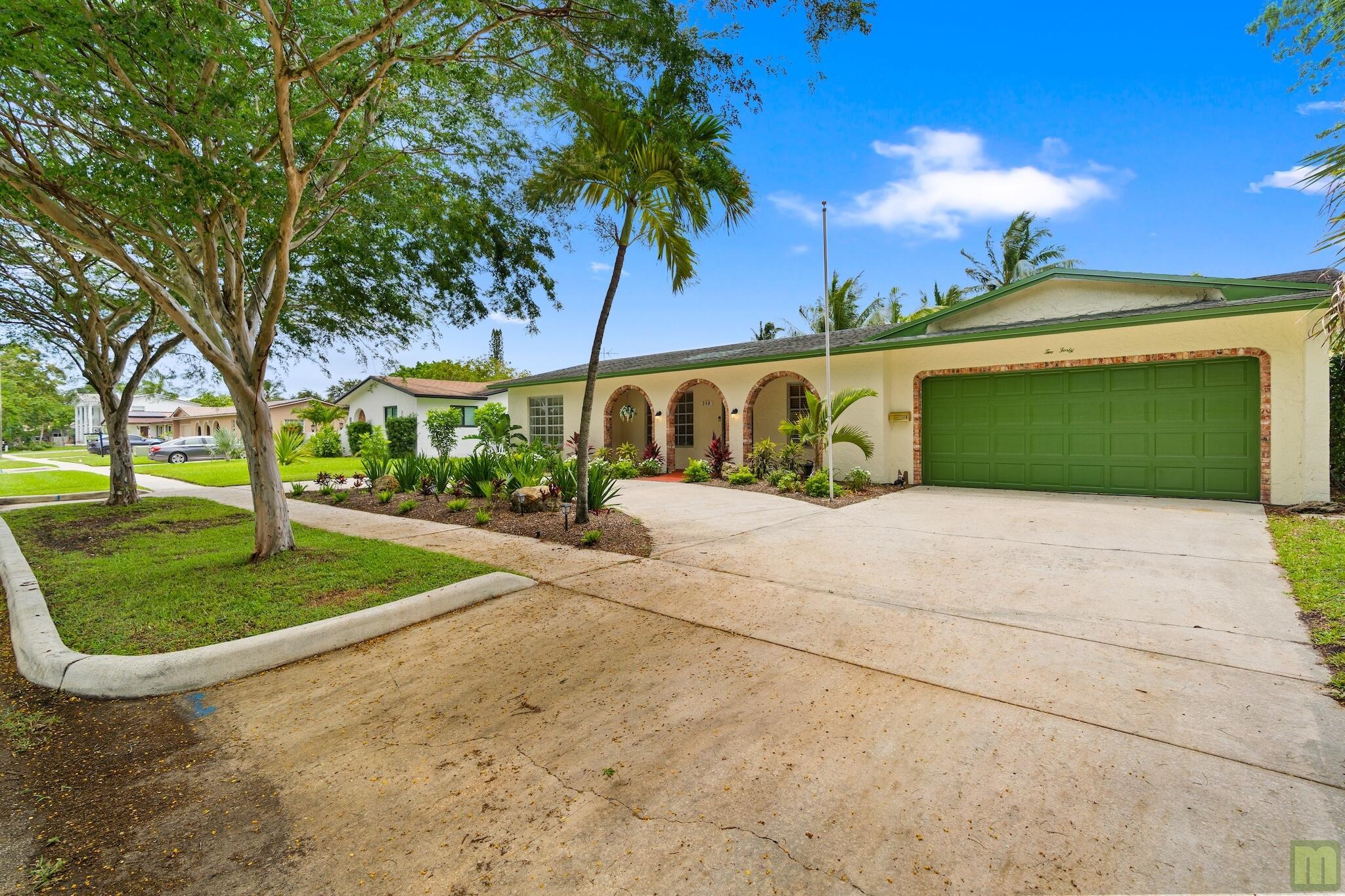 240 Lake Drive, Coconut Creek, FL 33066, Coconut Creek - Photo 3