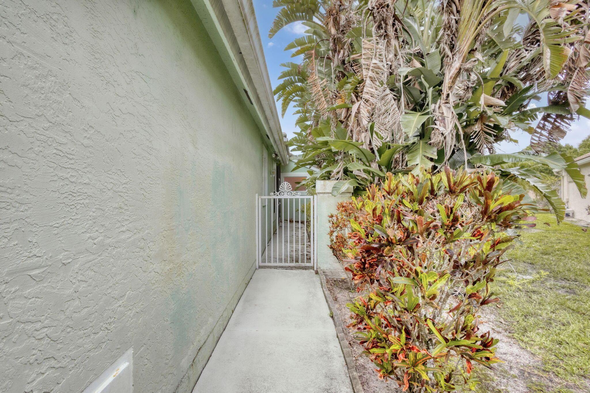 2860 Waters Edge Circle, Greenacres, FL 33413, Greenacres - Photo 2