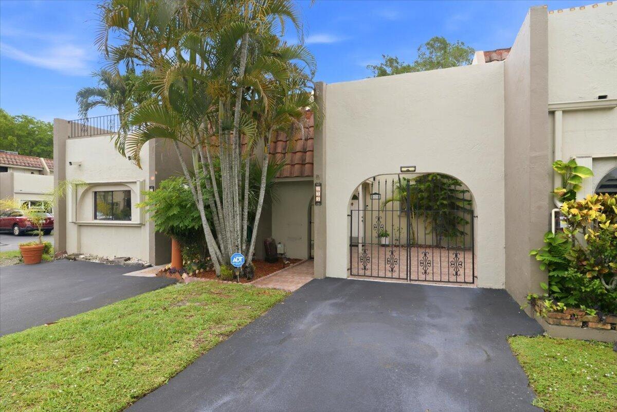 275 Jacaranda Drive, Plantation, FL 33324, Plantation - Photo 2