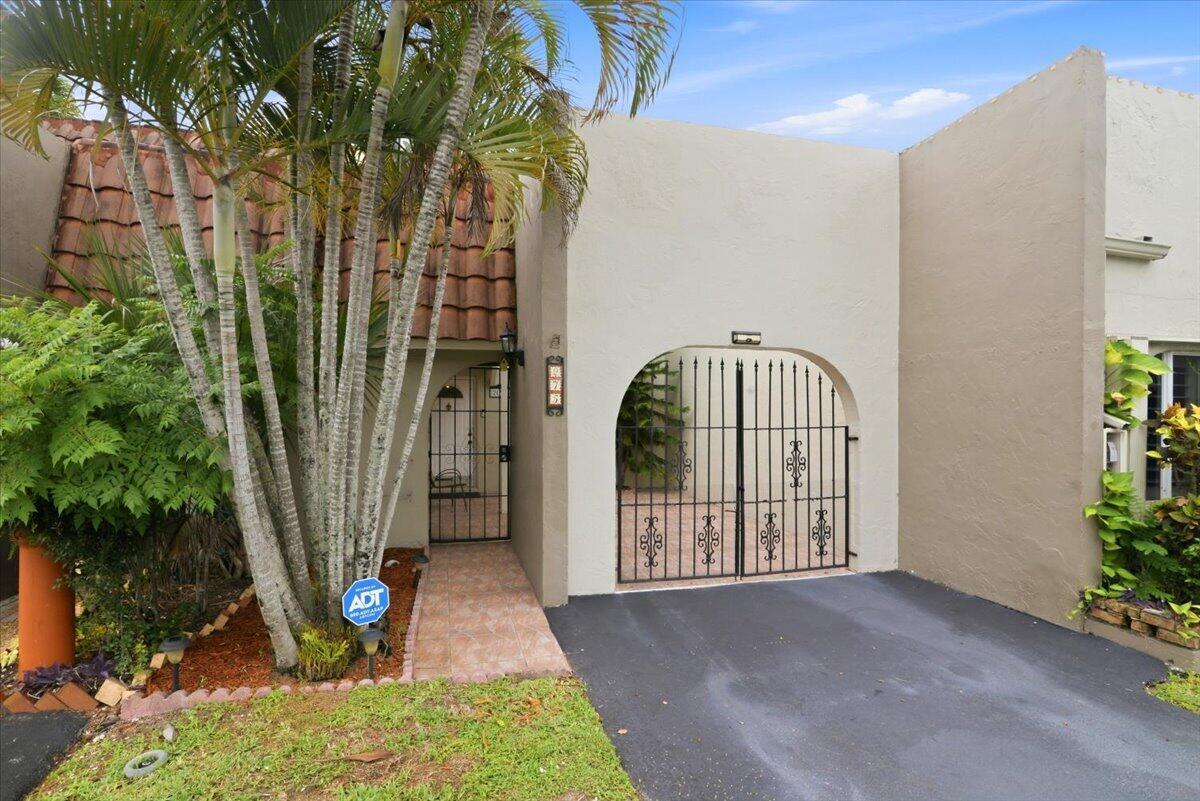 275 Jacaranda Drive, Plantation, FL 33324, Plantation