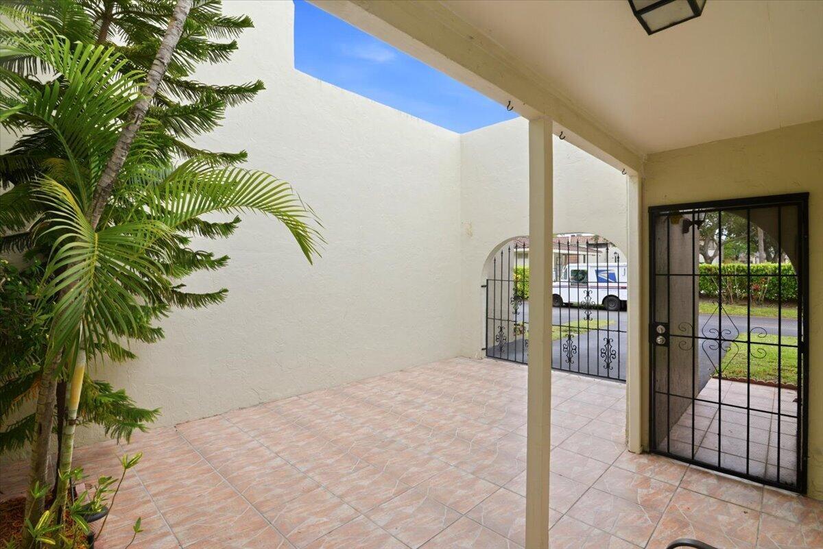 275 Jacaranda Drive, Plantation, FL 33324, Plantation - Photo 5