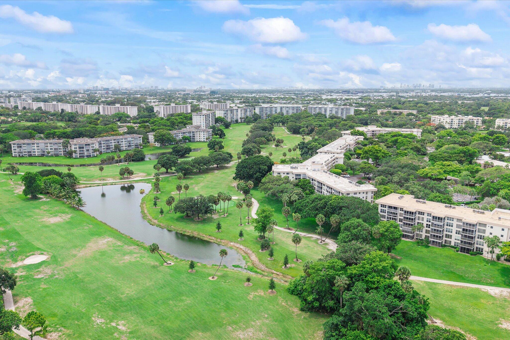 3900 Oaks Clubhouse Drive 110, Pompano Beach, FL 33069, Pompano Beach - Photo 4