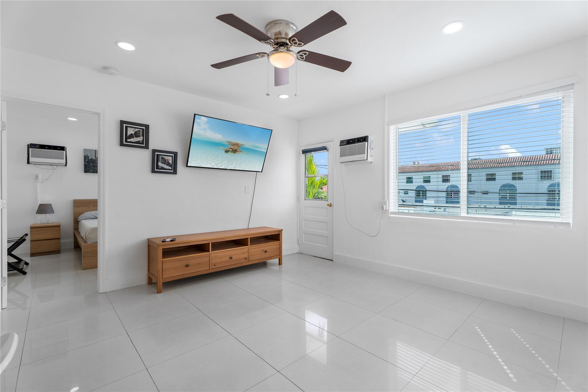 343 Van Buren Street 3, Hollywood, FL 33019, Hollywood - Photo 2