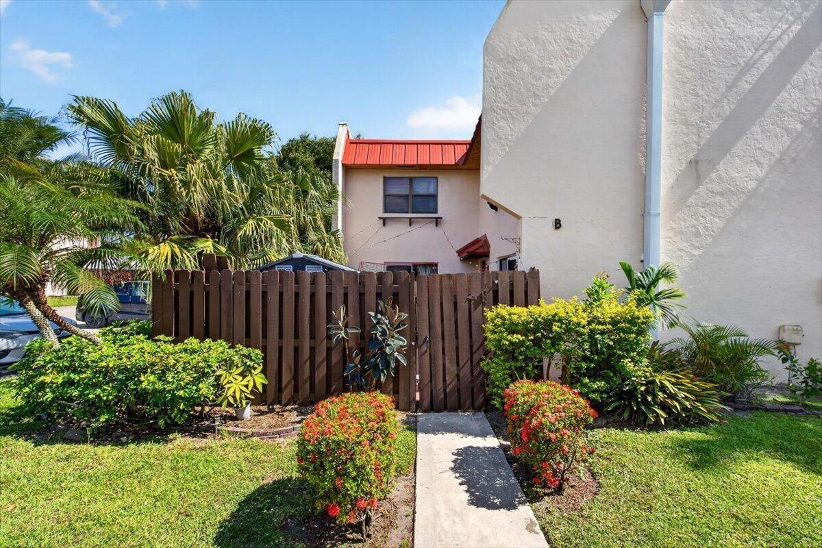 6351 Seven Springs Boulevard B, Greenacres, FL 33463, Greenacres - Photo 2