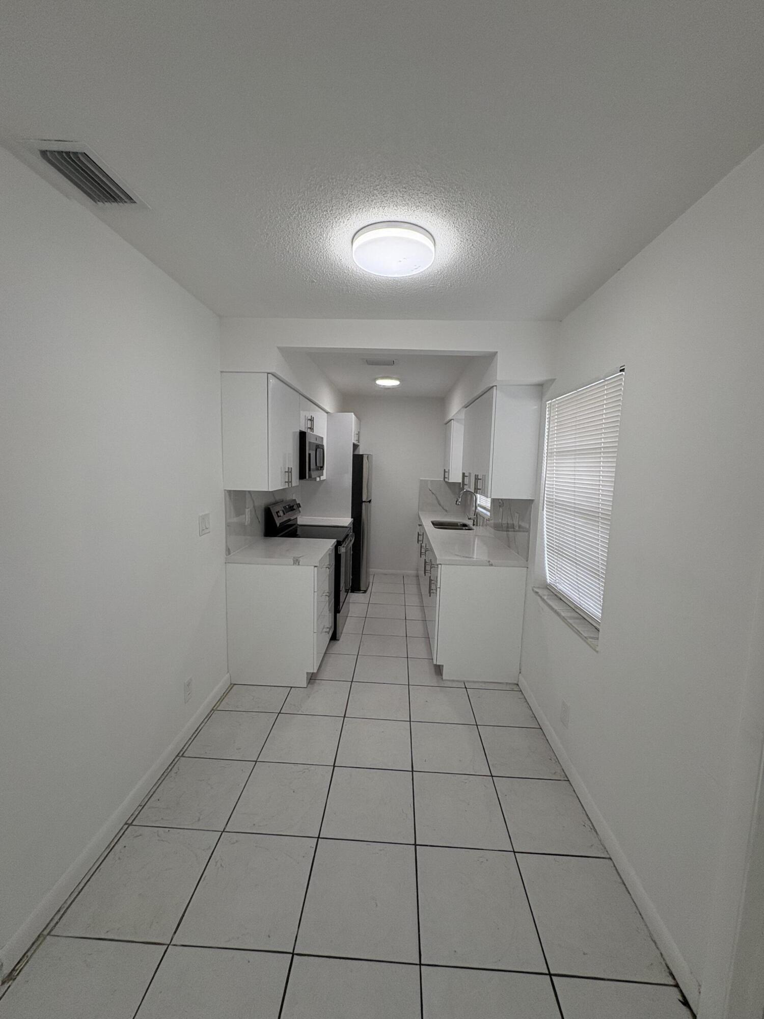 4031 NW 30th Terrace 1, Lauderdale Lakes, FL 33309, Lauderdale Lakes - Photo 4