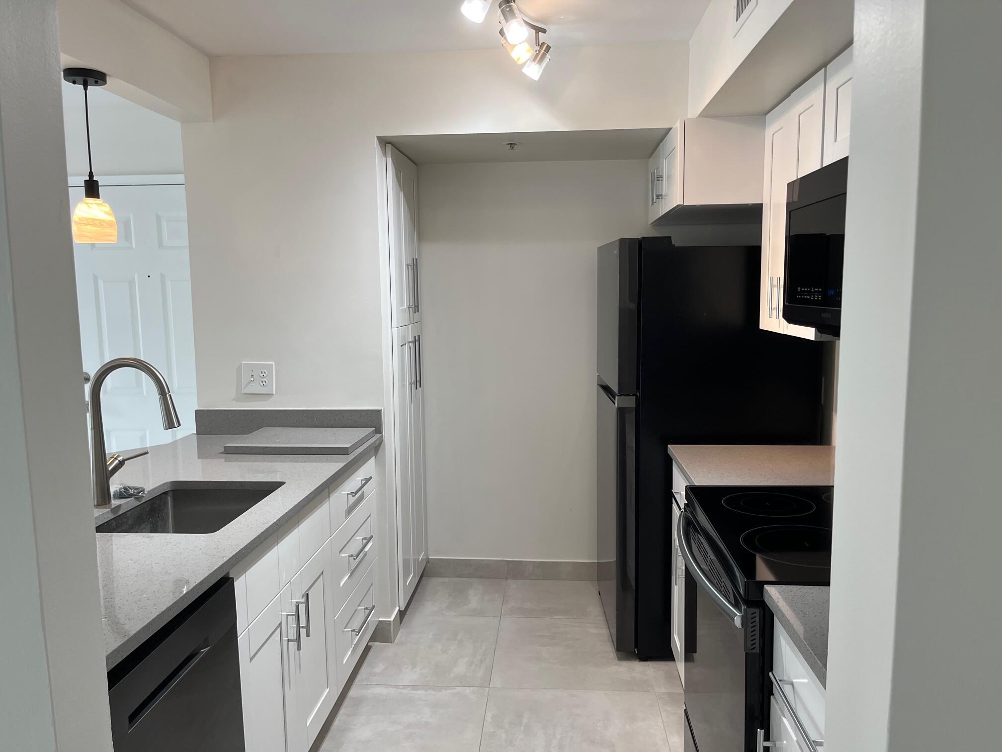 160 Yacht Club Way 209, Hypoluxo, FL 33462, Hypoluxo - Photo 4