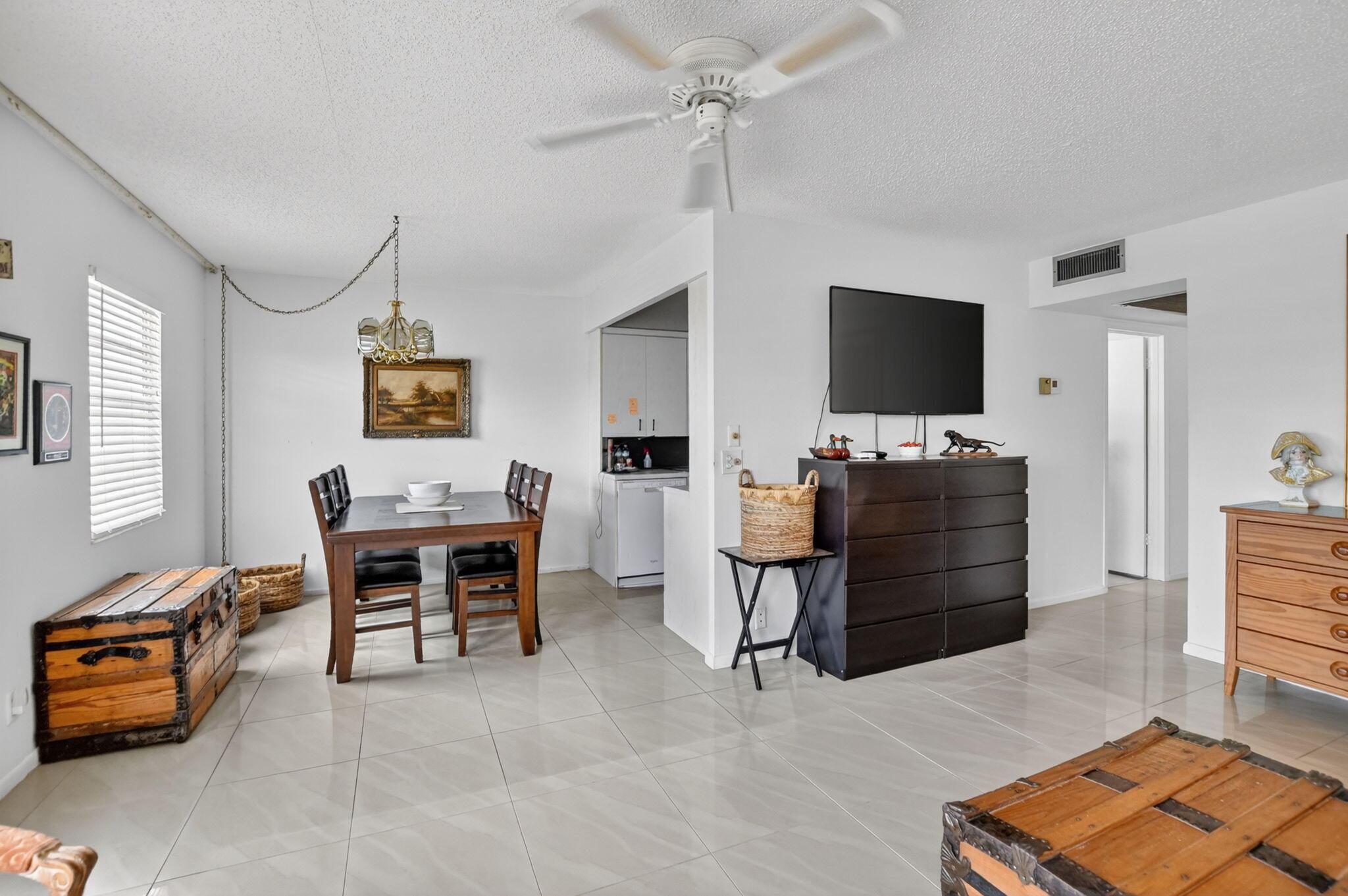 4024 Guildford E 4024, Boca Raton, FL 33434, Boca Raton - Photo 4