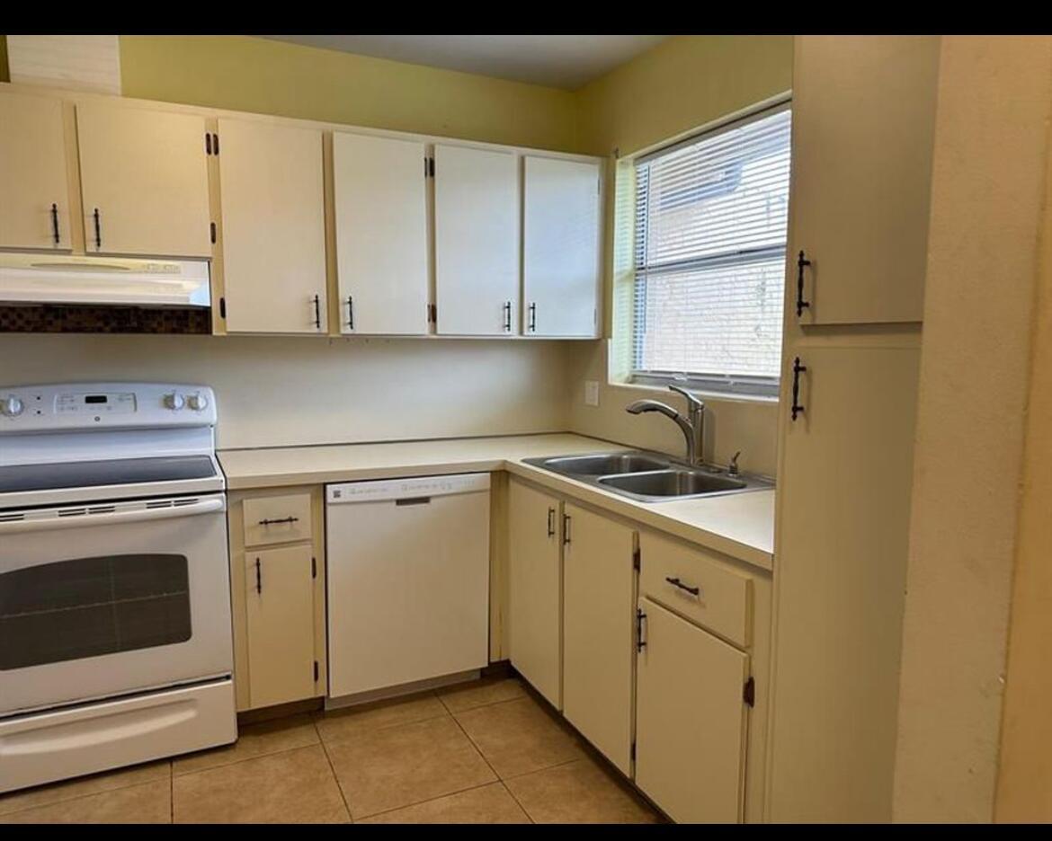 8682 Satalite Terrace, West Palm Beach, FL 33403, West Palm Beach - Photo 3