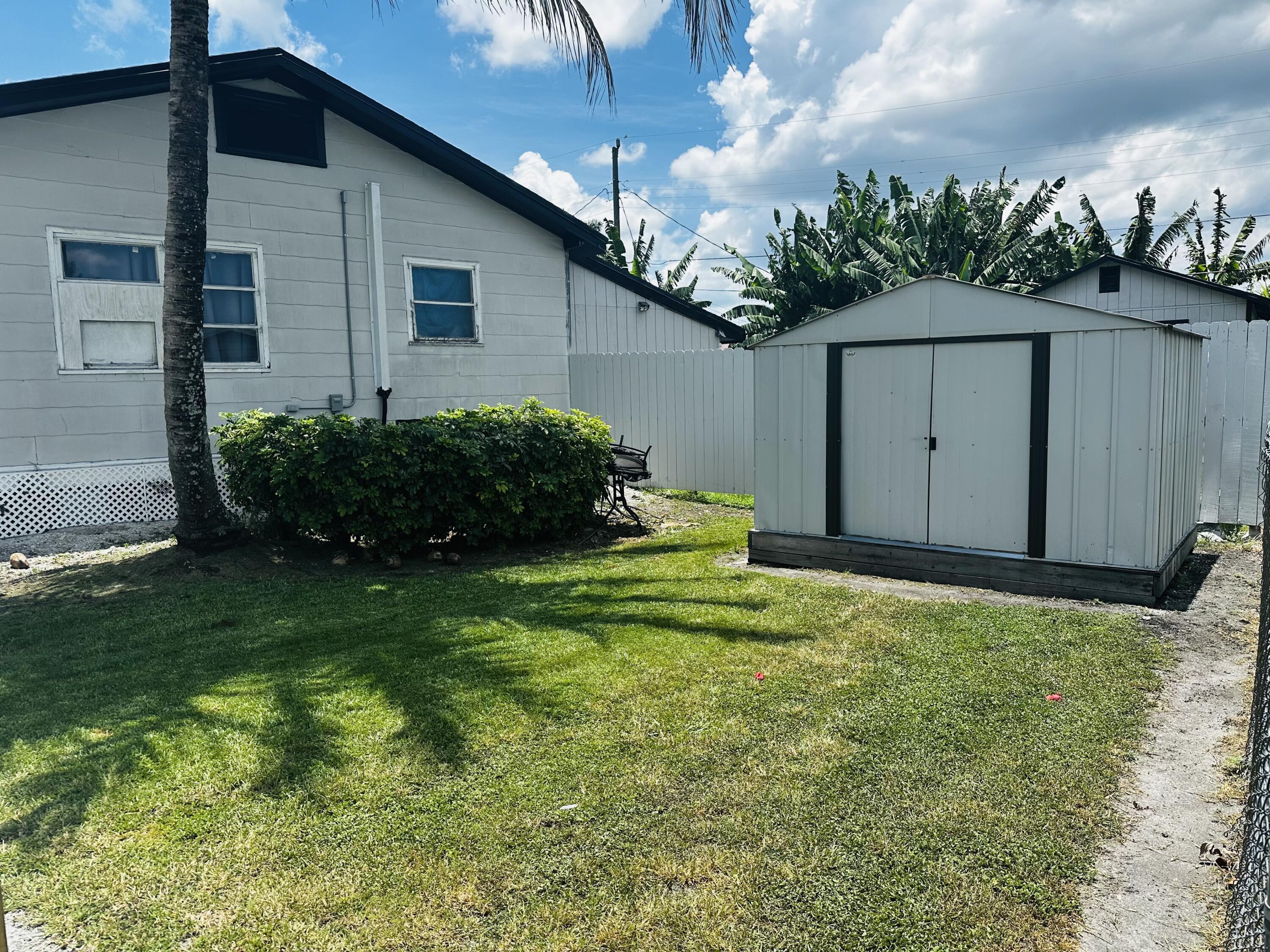 566 SE 7th Drive, Belle Glade, FL 33430, Belle Glade - Photo 2