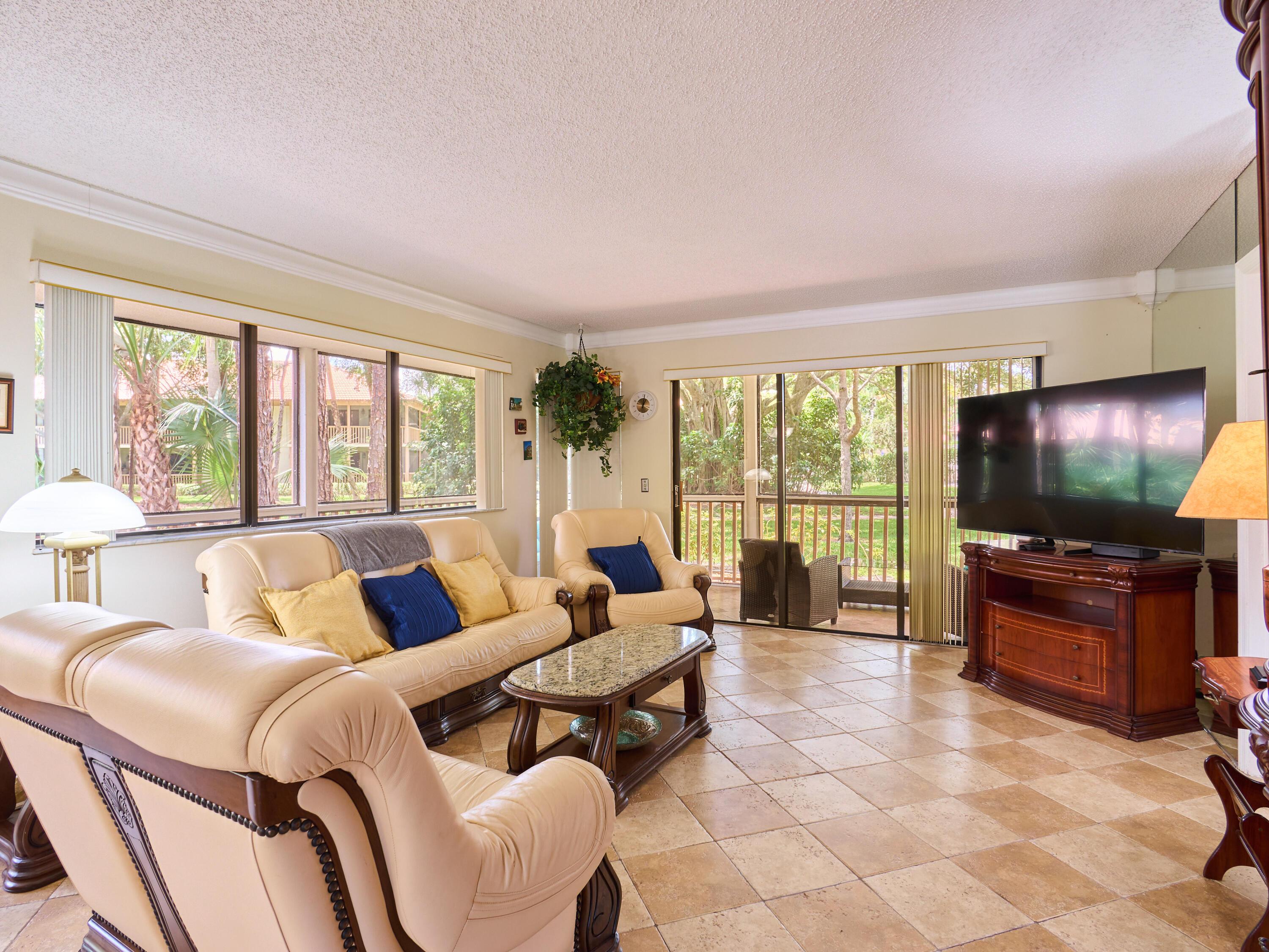 563 Brackenwood Place, Palm Beach Gardens, FL 33418, Palm Beach Gardens - Photo 5