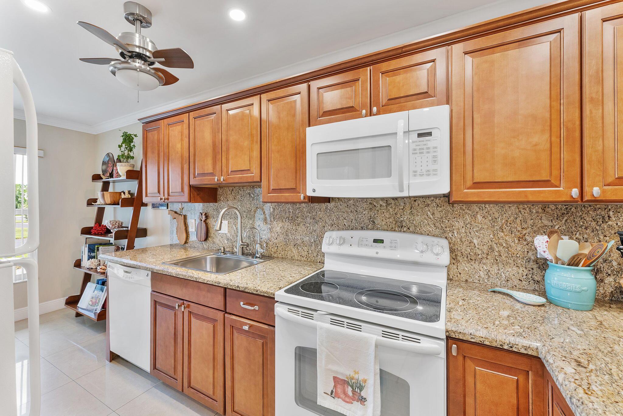 1041 Orange Terrace 104, Delray Beach, FL 33445, Delray Beach - Photo 5