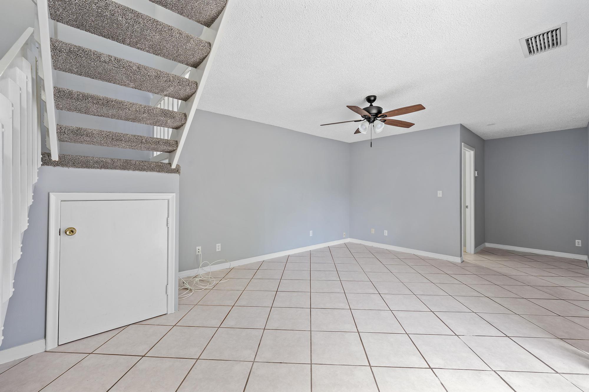 352 Prestwick Circle 1, Palm Beach Gardens, FL 33418, Palm Beach Gardens - Photo 2