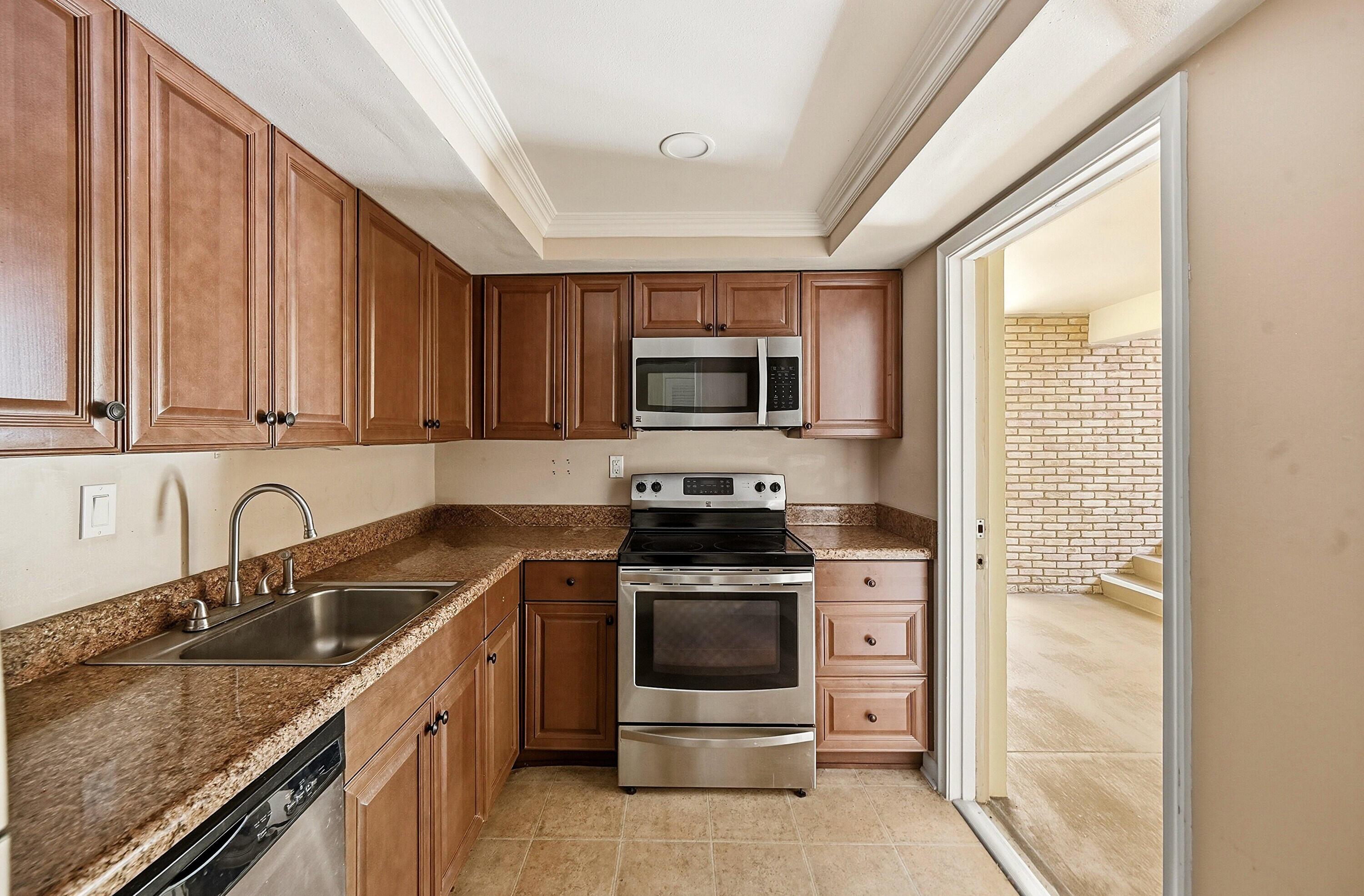 5570 Tamberlane Circle 229, Palm Beach Gardens, FL 33418, Palm Beach Gardens - Photo 4