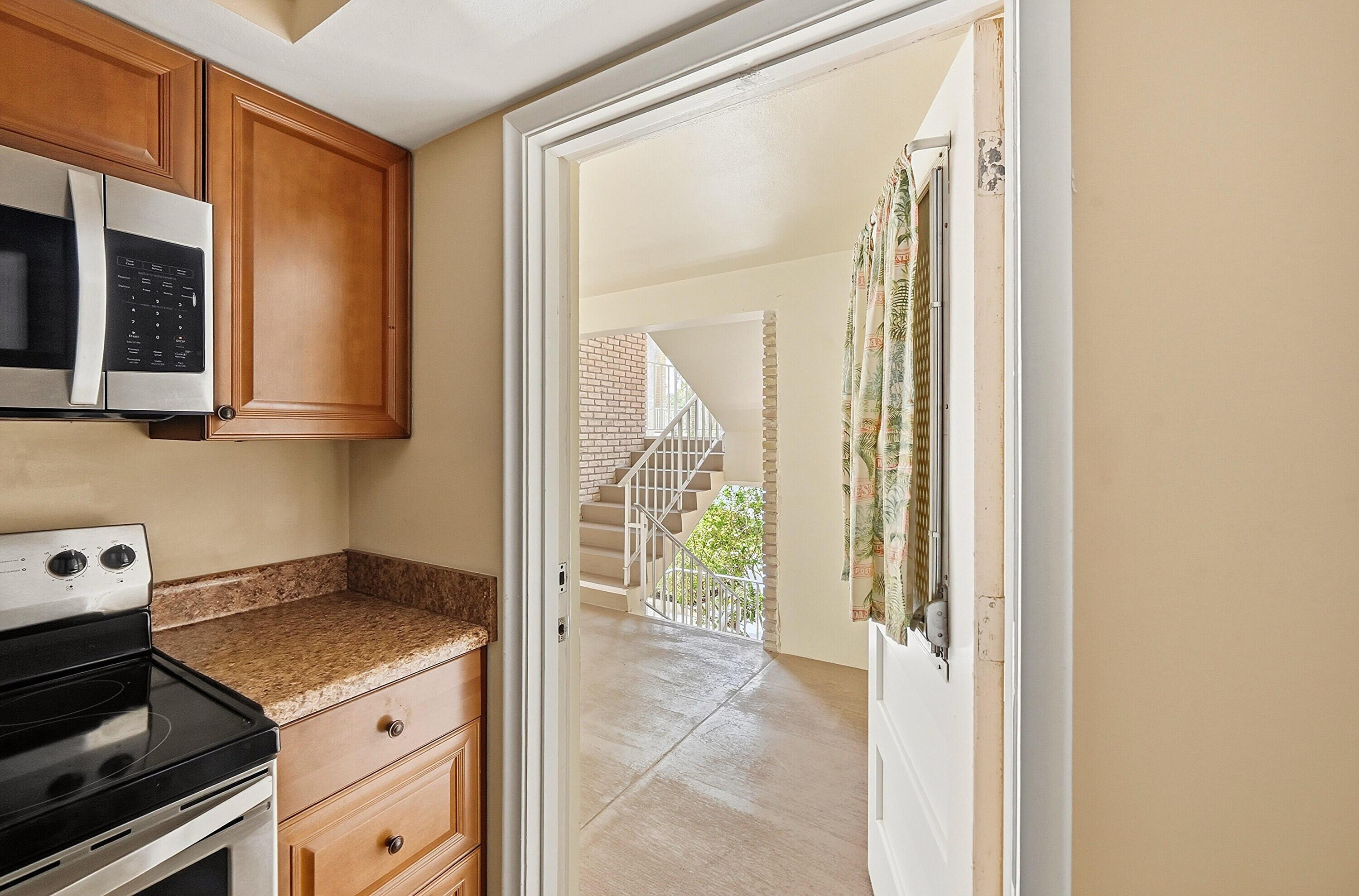 5570 Tamberlane Circle 229, Palm Beach Gardens, FL 33418, Palm Beach Gardens - Photo 5