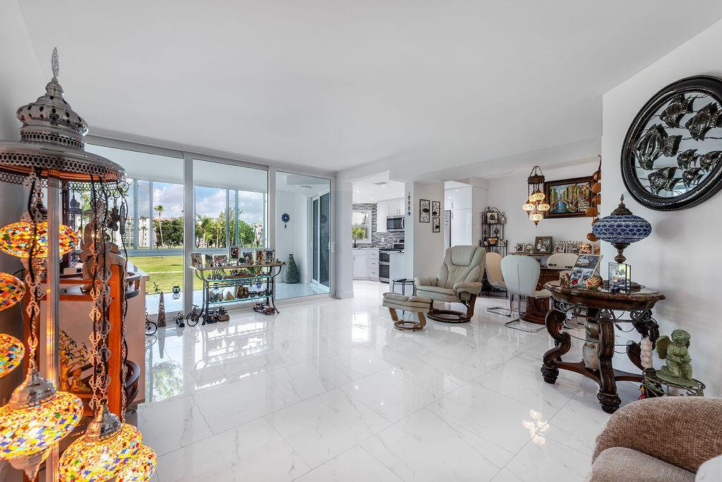 3661 Via Poinciana Road 206, Lake Worth, FL 33461, Lake Worth - Photo 2