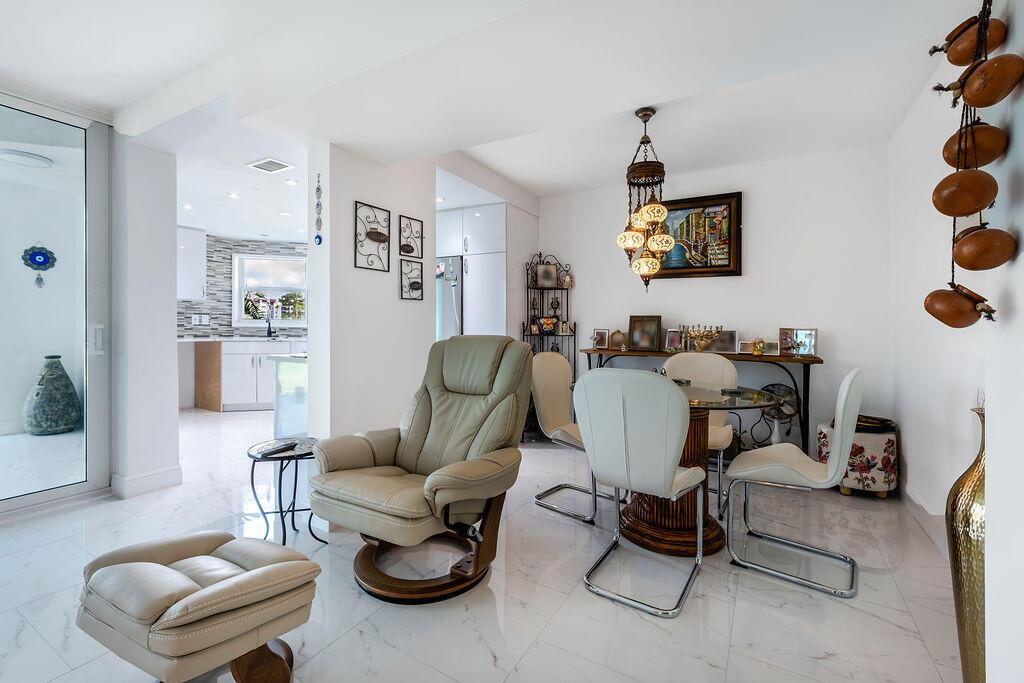 3661 Via Poinciana Road 206, Lake Worth, FL 33461, Lake Worth - Photo 3