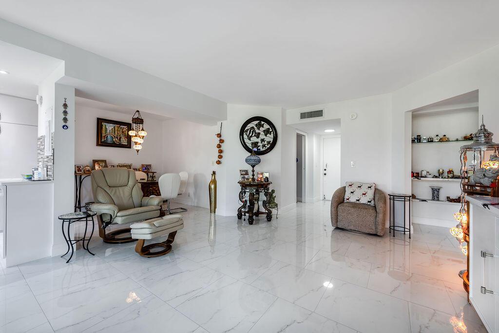 3661 Via Poinciana Road 206, Lake Worth, FL 33461, Lake Worth - Photo 4