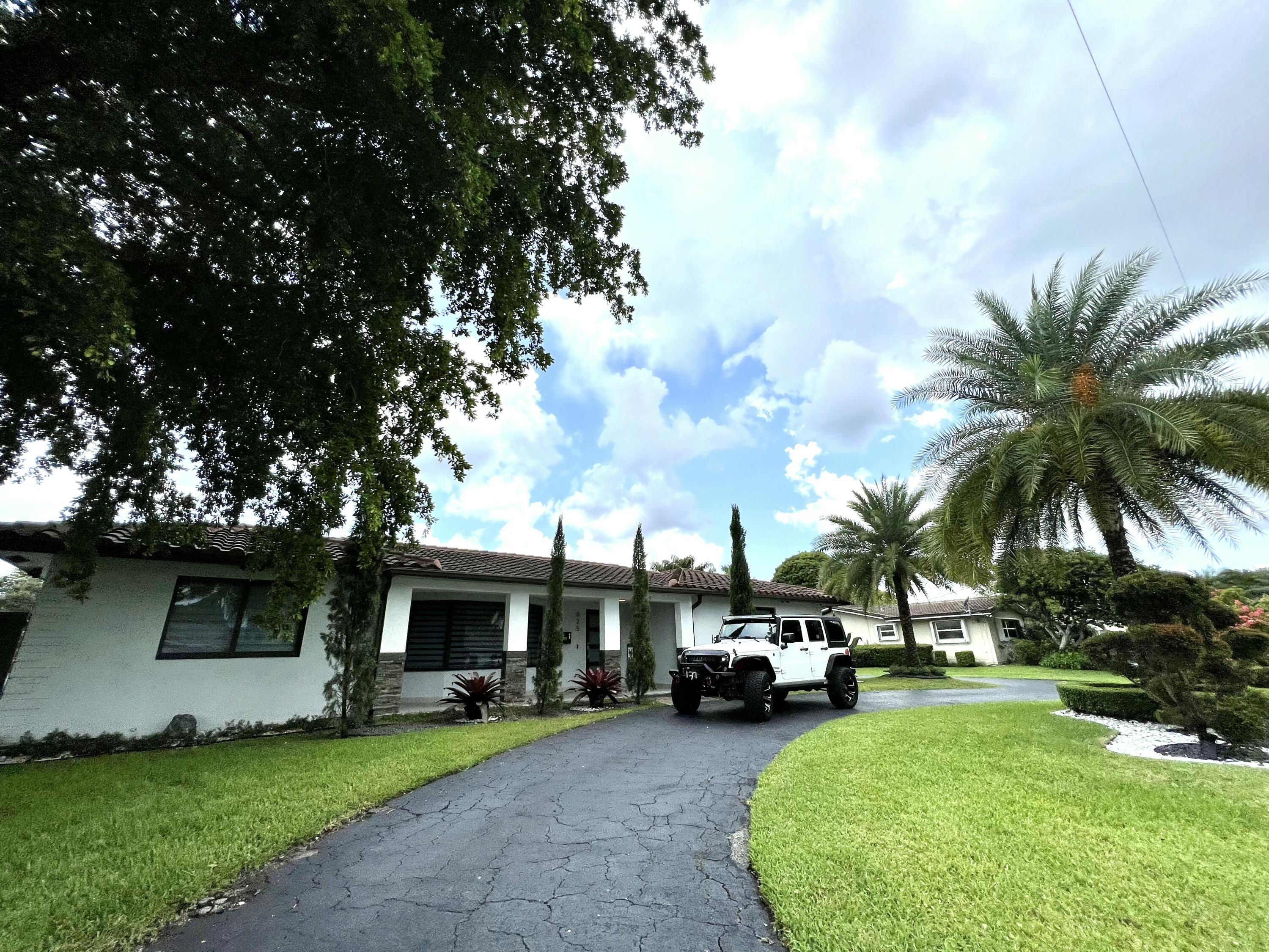 625 W Tropical Way, Plantation, FL 33317, Plantation