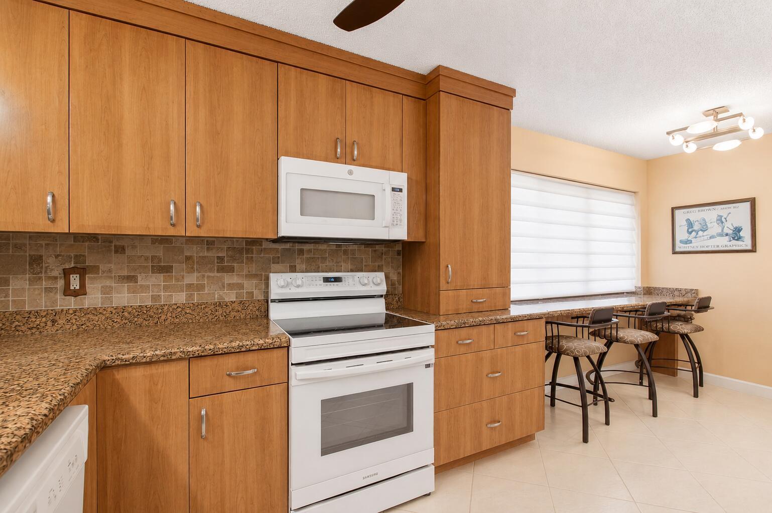 5561 Fairway Park Drive 104, Boynton Beach, FL 33437, Boynton Beach - Photo 4