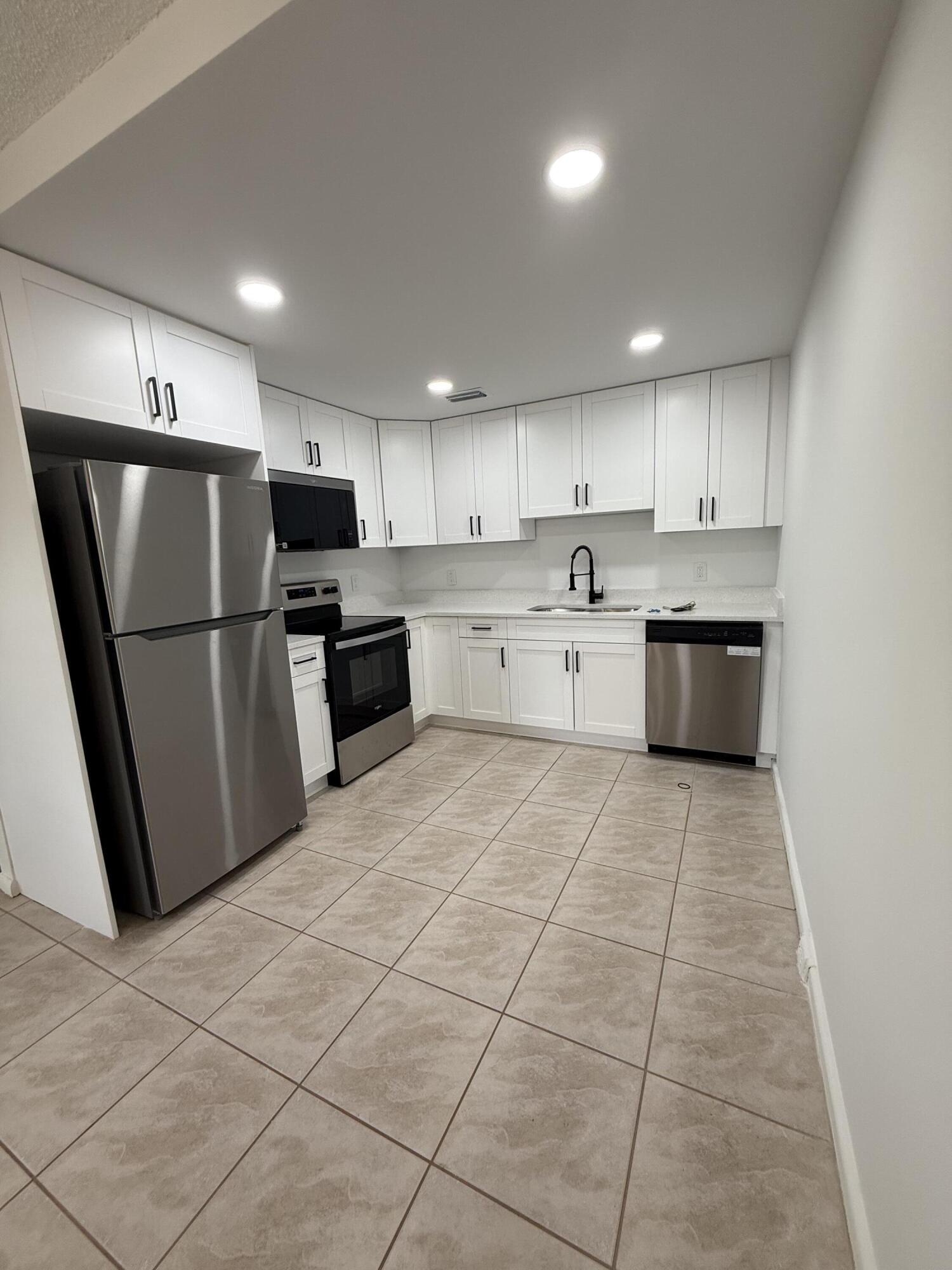 3089 Yarmouth E 3089, Boca Raton, FL 33434, Boca Raton - Photo 2